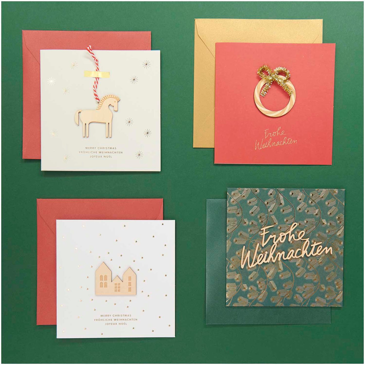 Pferd | Postkarte zu Weihnachten mit Holzpferd in quadratischem Format