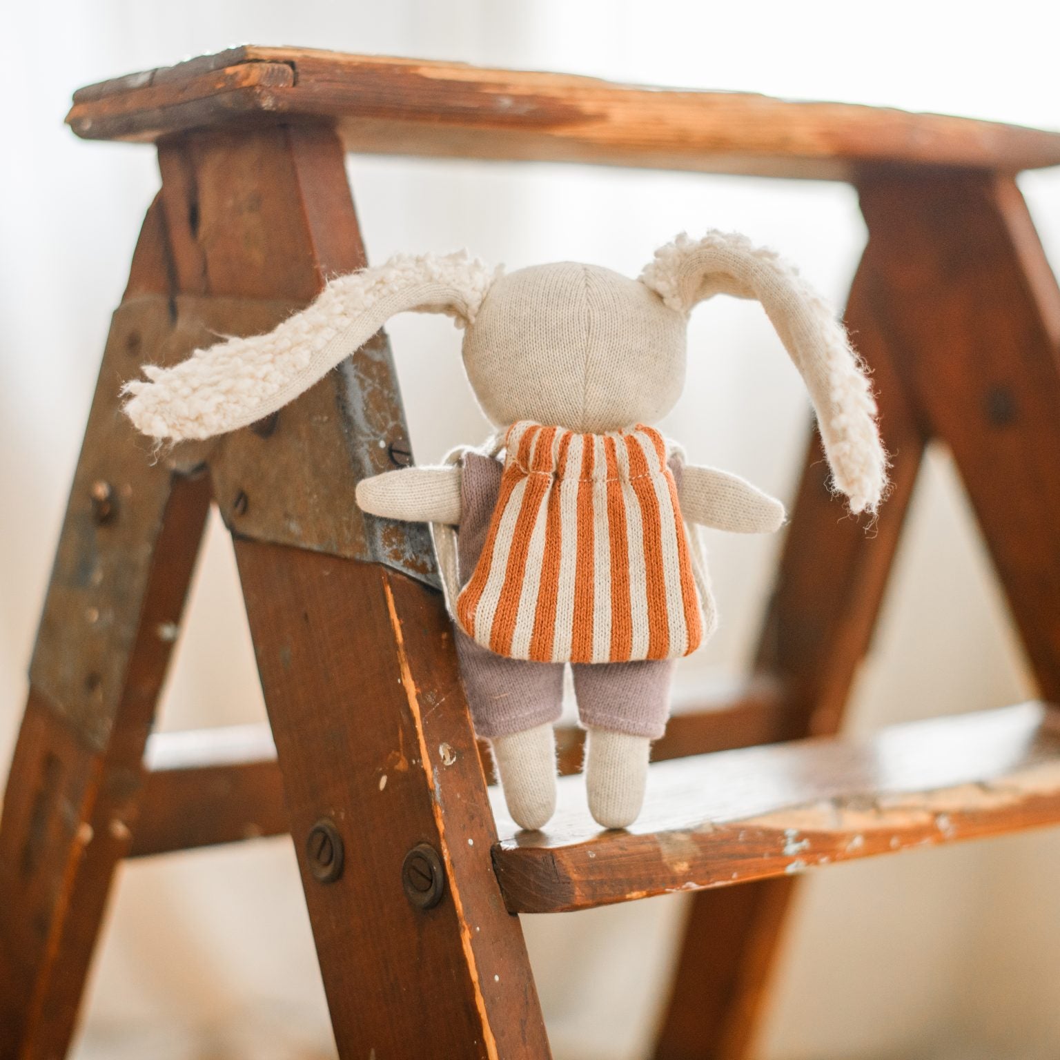 Hase Kindergartenkind | Ava&Yves | Lachsfarben | mit Rucksack