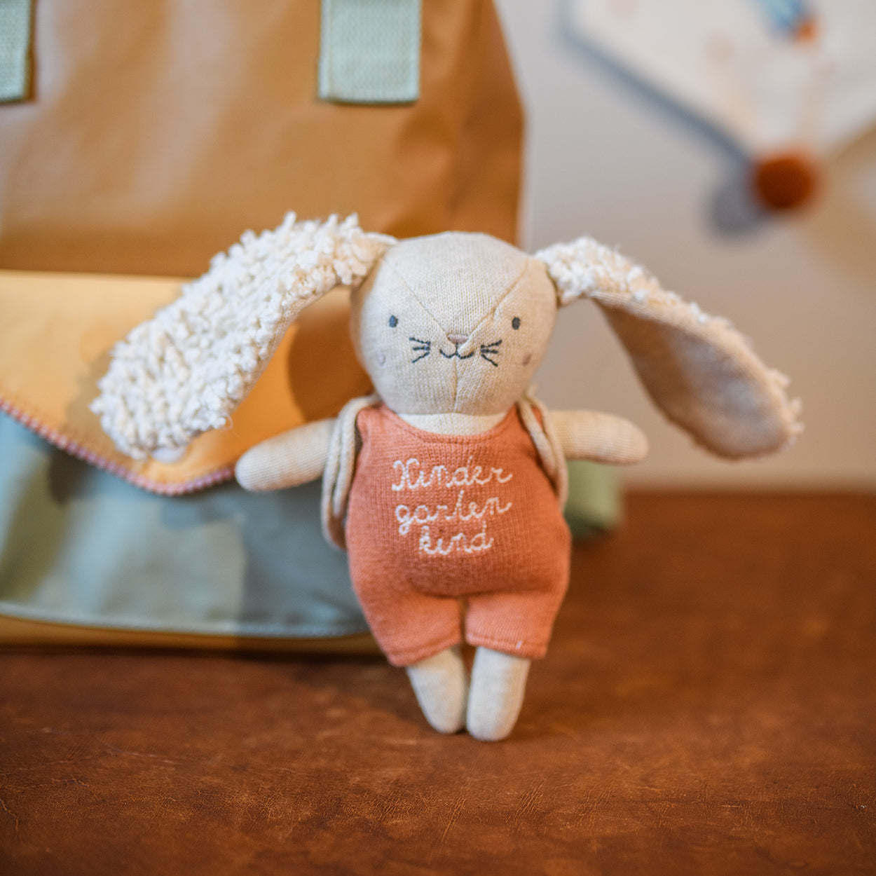 Hase Kindergartenkind | Ava&Yves | Lachsfarben | mit Rucksack