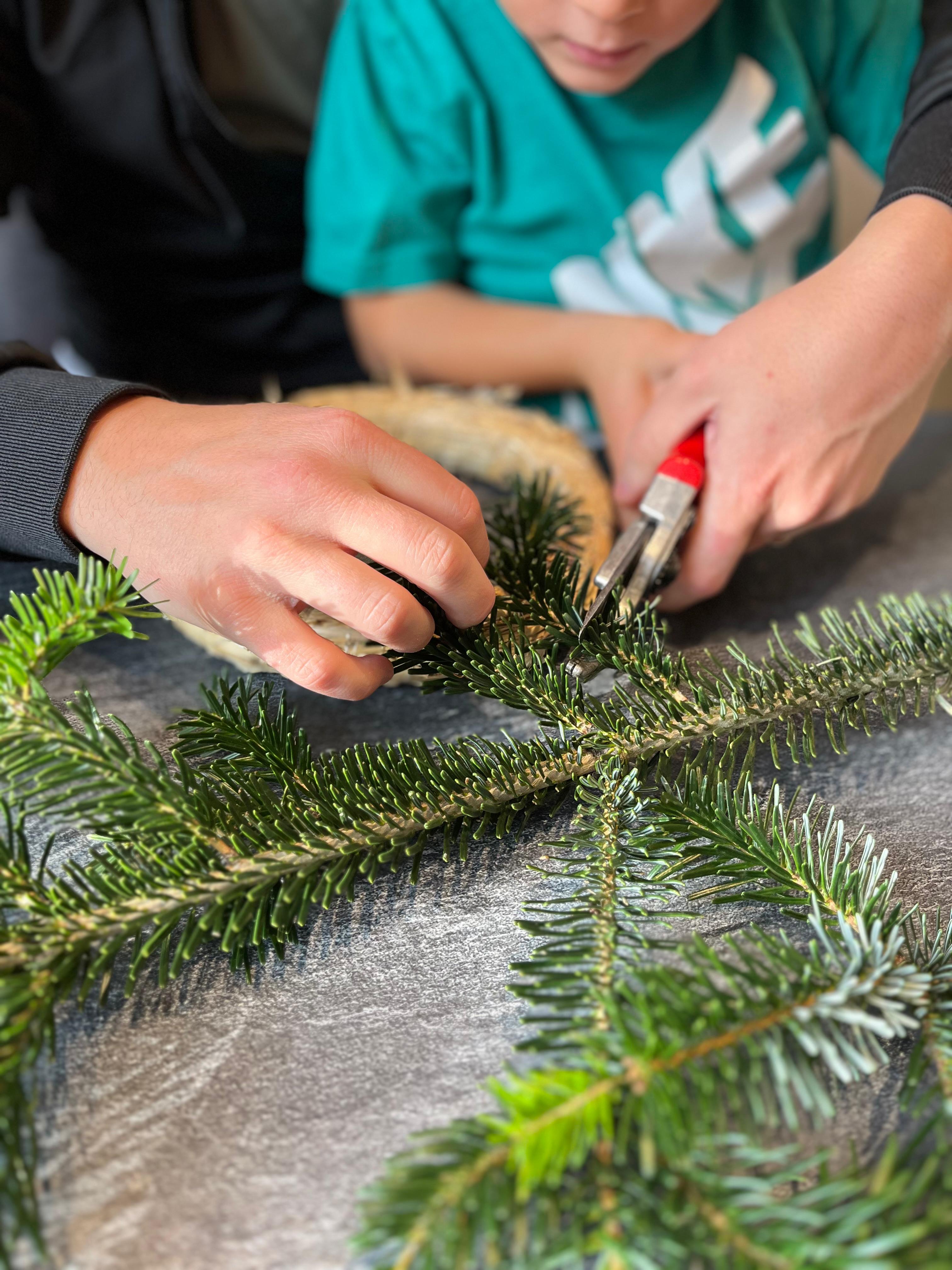 Adventskranz binden mit Kindern – Kreativer Familien-Workshop in Frankfurt | Weihnachtliches Basteln & Deko inklusive