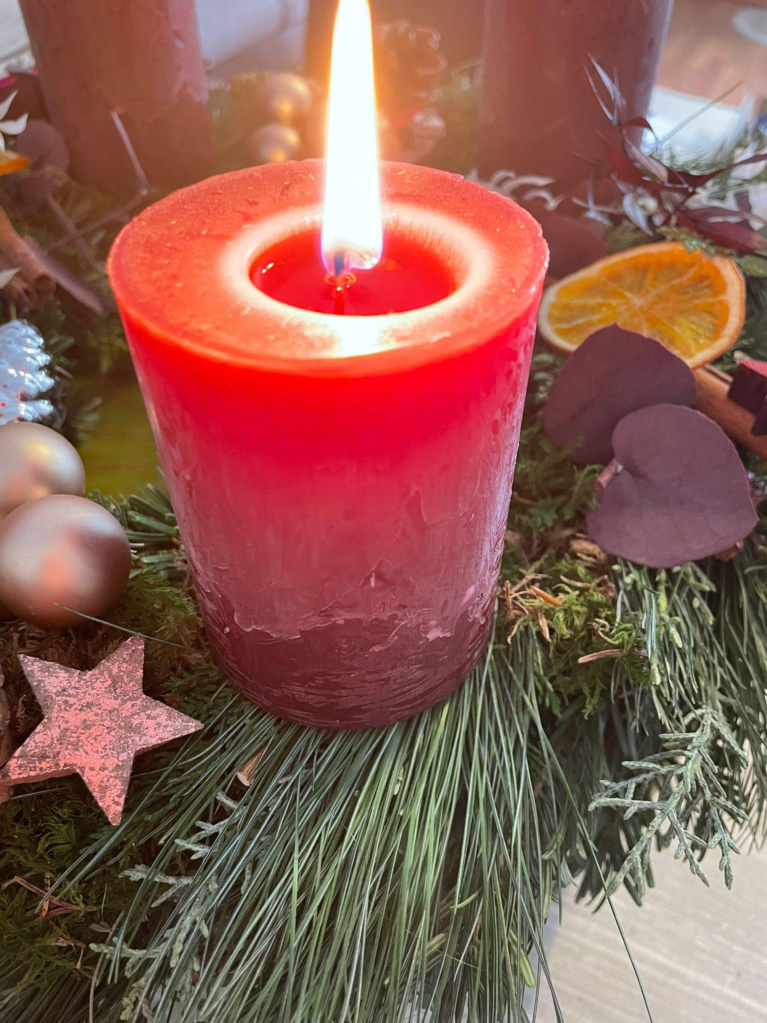 Adventskranz binden mit Kindern – Kreativer Familien-Workshop in Frankfurt | Weihnachtliches Basteln & Deko inklusive