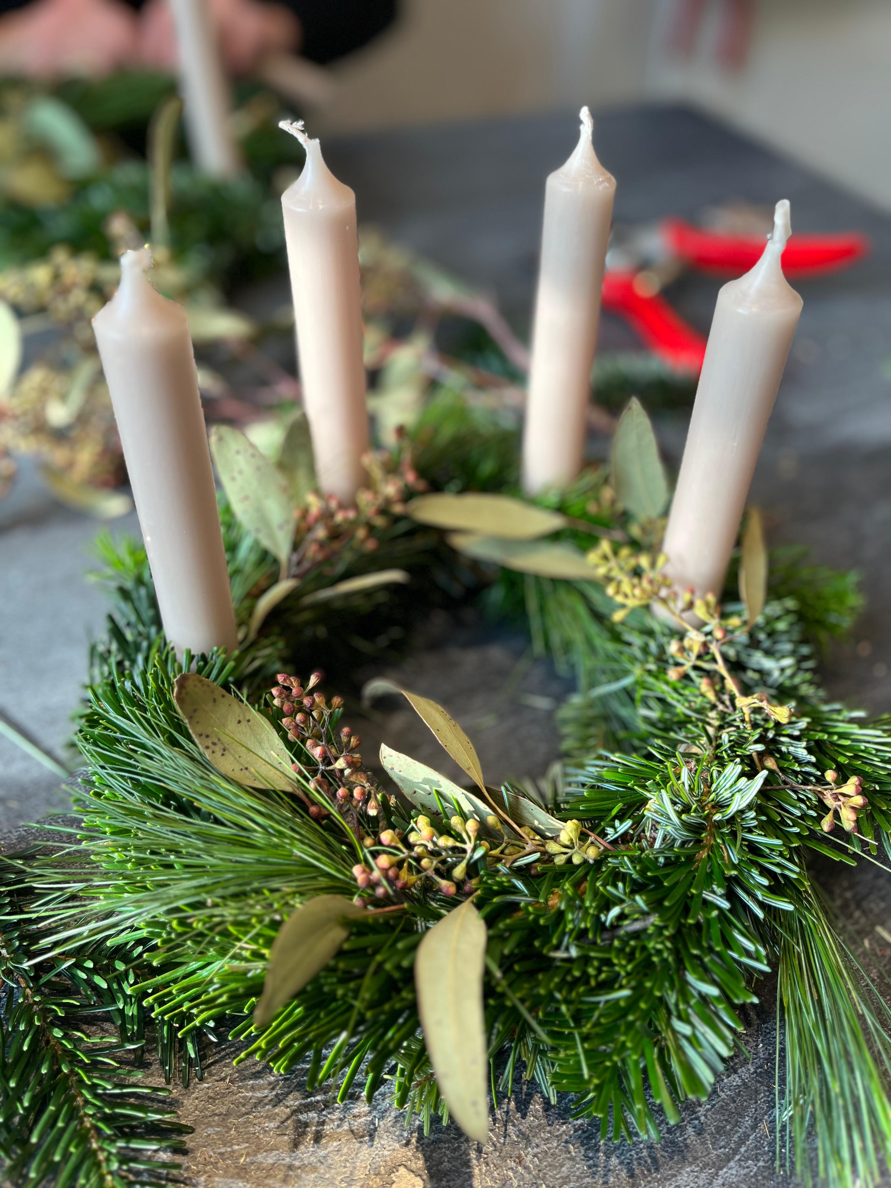 Adventskranz binden mit Kindern – Kreativer Familien-Workshop in Frankfurt | Weihnachtliches Basteln & Deko inklusive