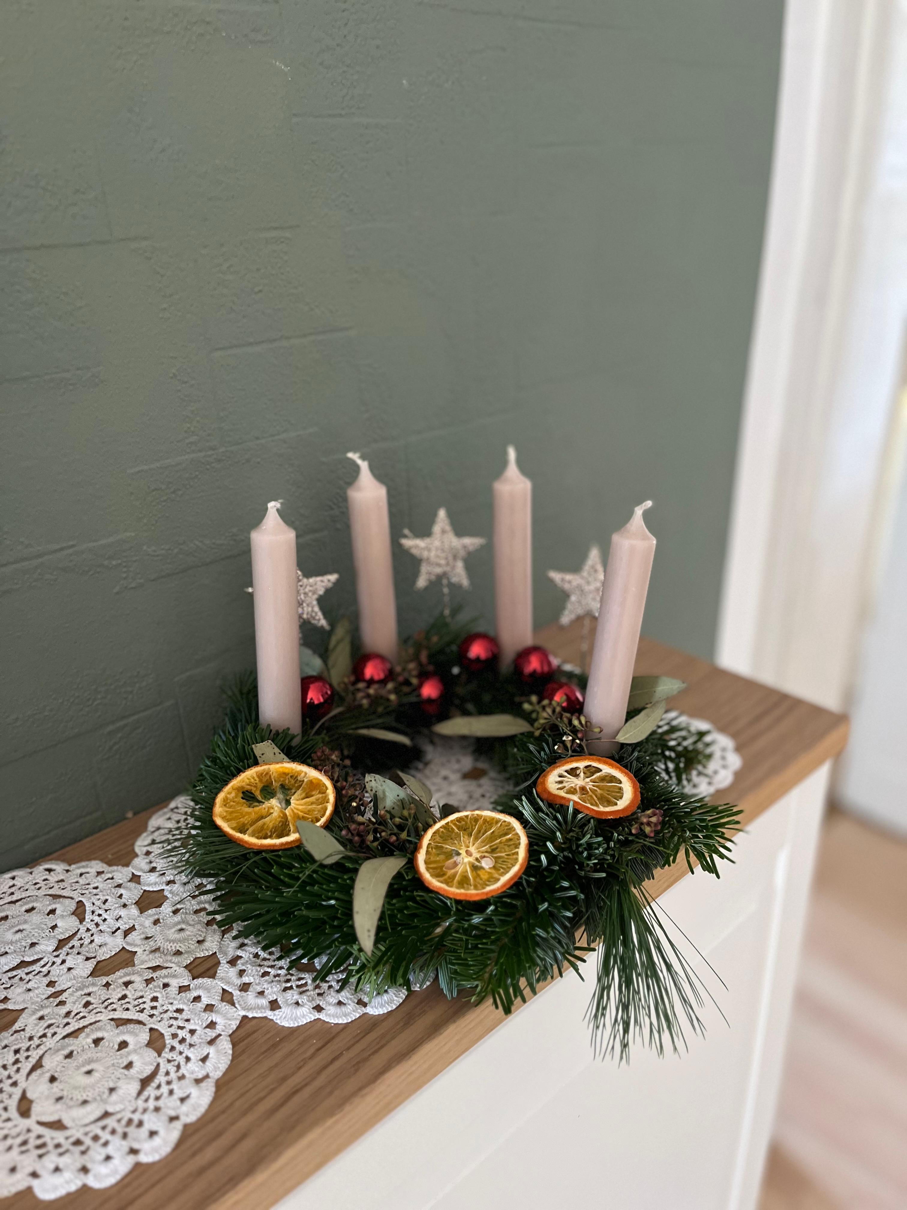 Adventskranz binden mit Kindern – Kreativer Familien-Workshop in Frankfurt | Weihnachtliches Basteln & Deko inklusive