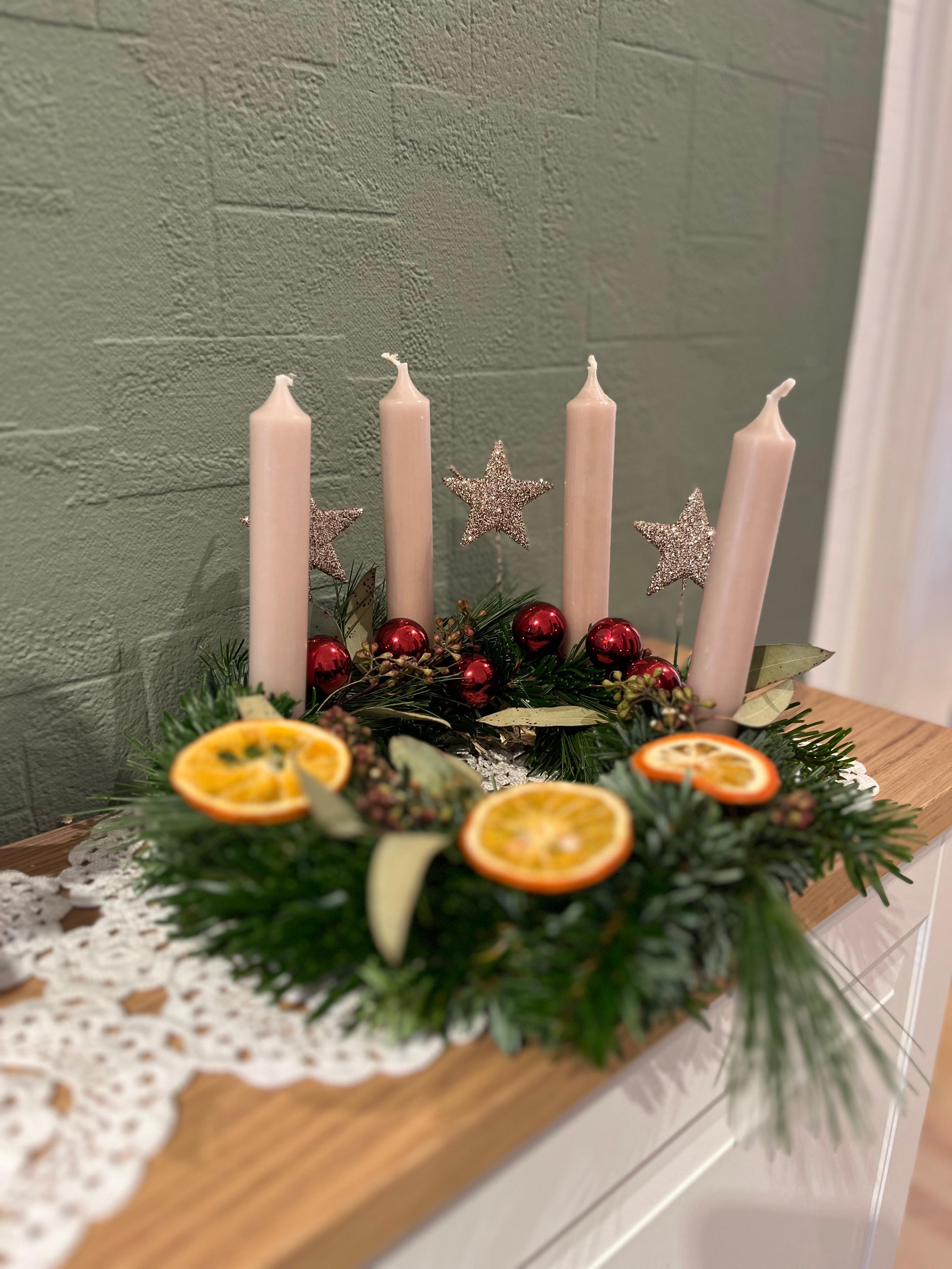 Adventskranz binden mit Kindern – Kreativer Familien-Workshop in Frankfurt | Weihnachtliches Basteln & Deko inklusive