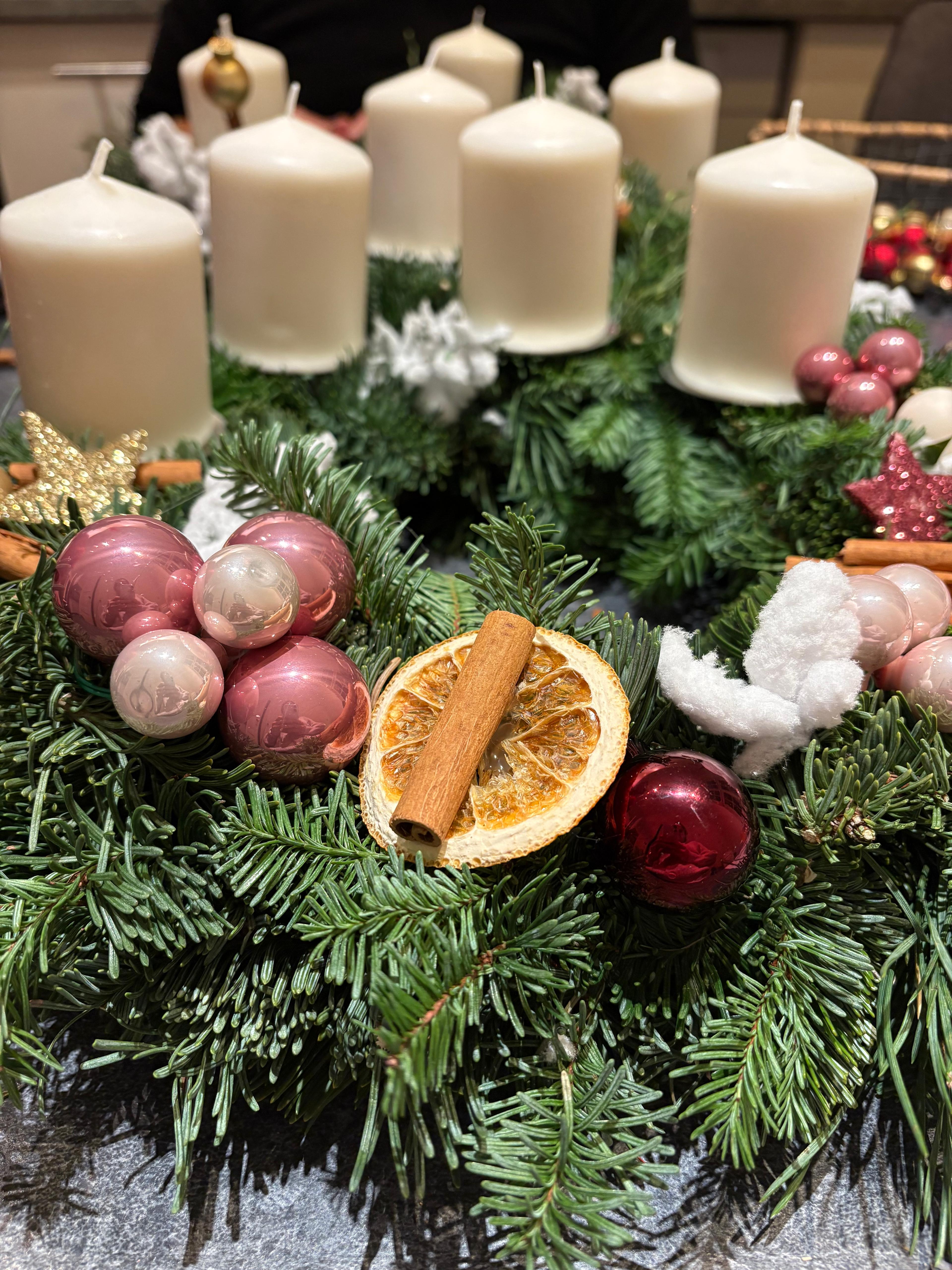Adventskranz binden mit Kindern – Kreativer Familien-Workshop in Frankfurt | Weihnachtliches Basteln & Deko inklusive
