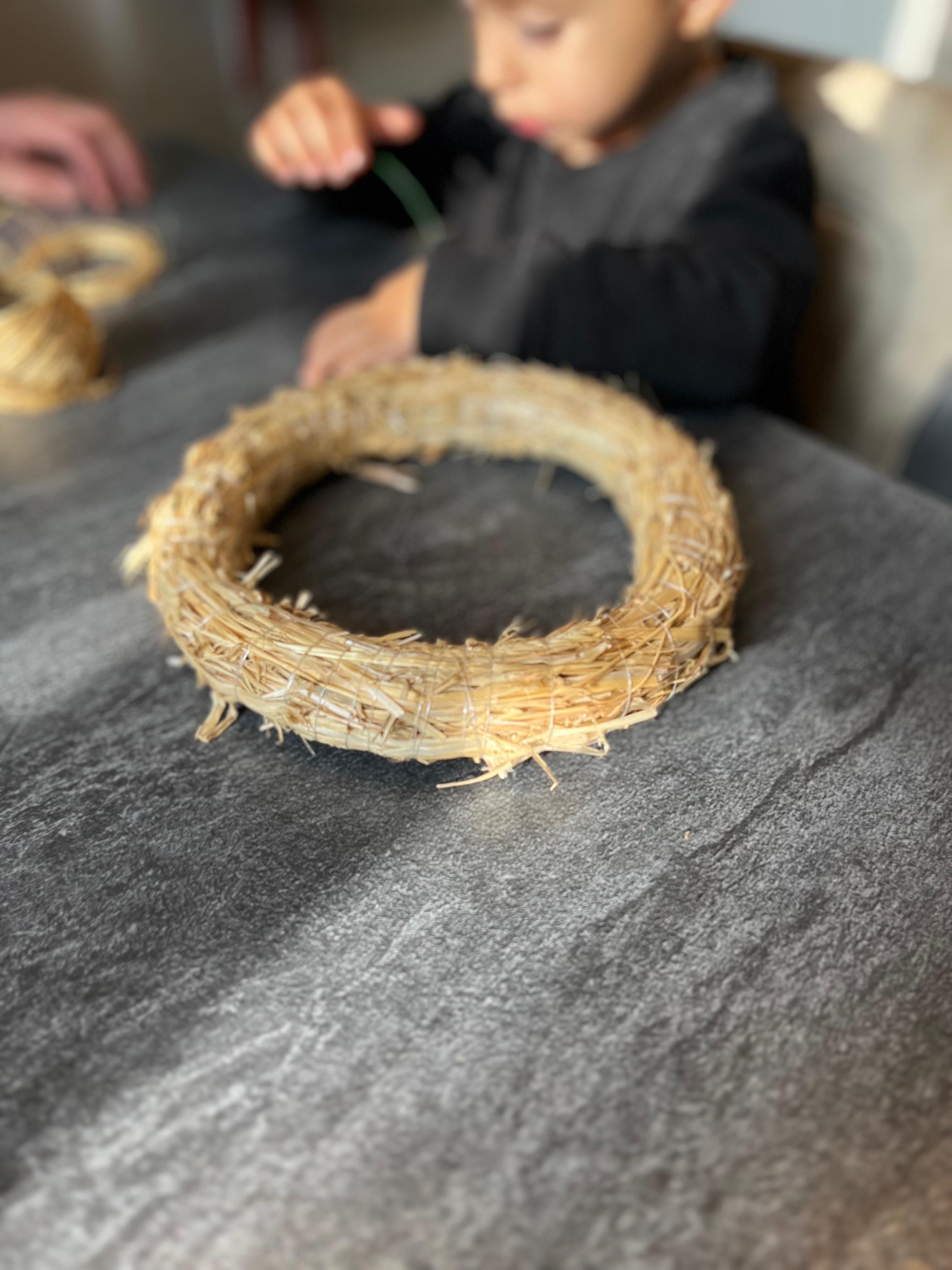 Adventskranz binden mit Kindern – Kreativer Familien-Workshop in Frankfurt | Weihnachtliches Basteln & Deko inklusive