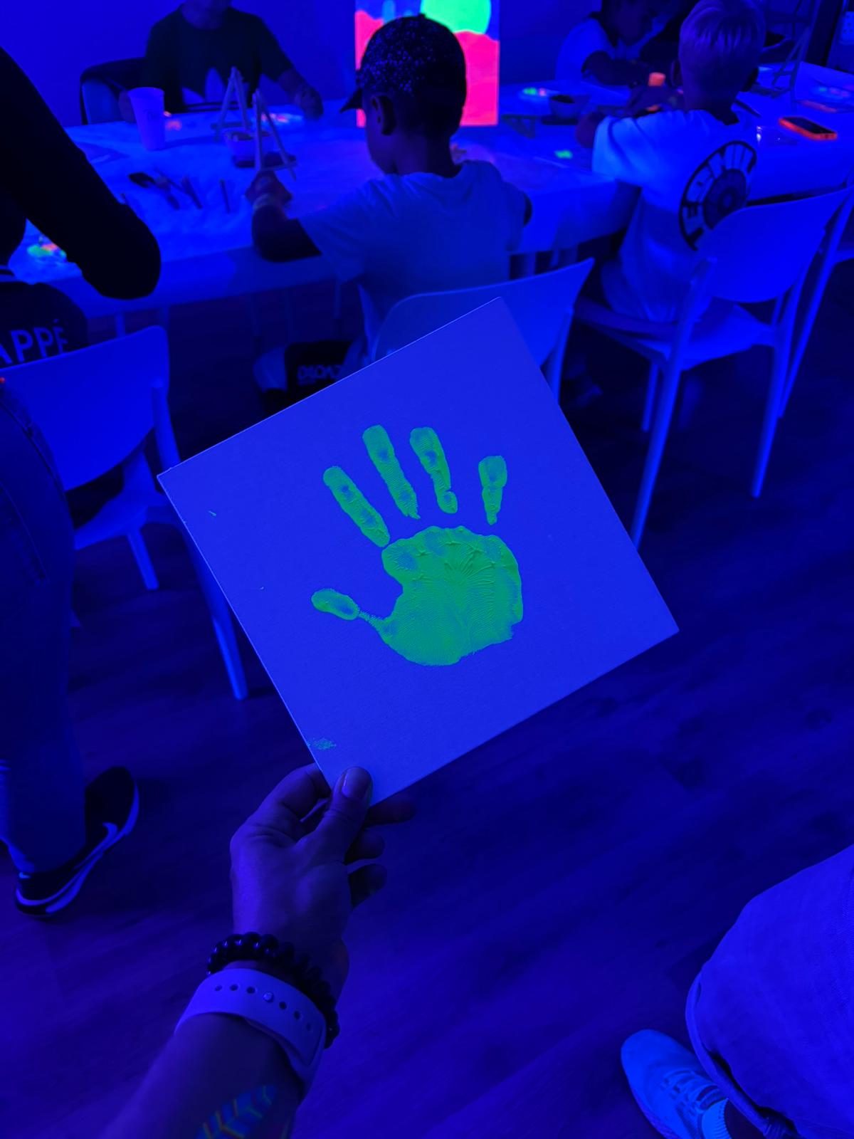 Kindergeburtstag unter Schwarzlicht – Kreativ-Feier im Atelier Rosmarinparty