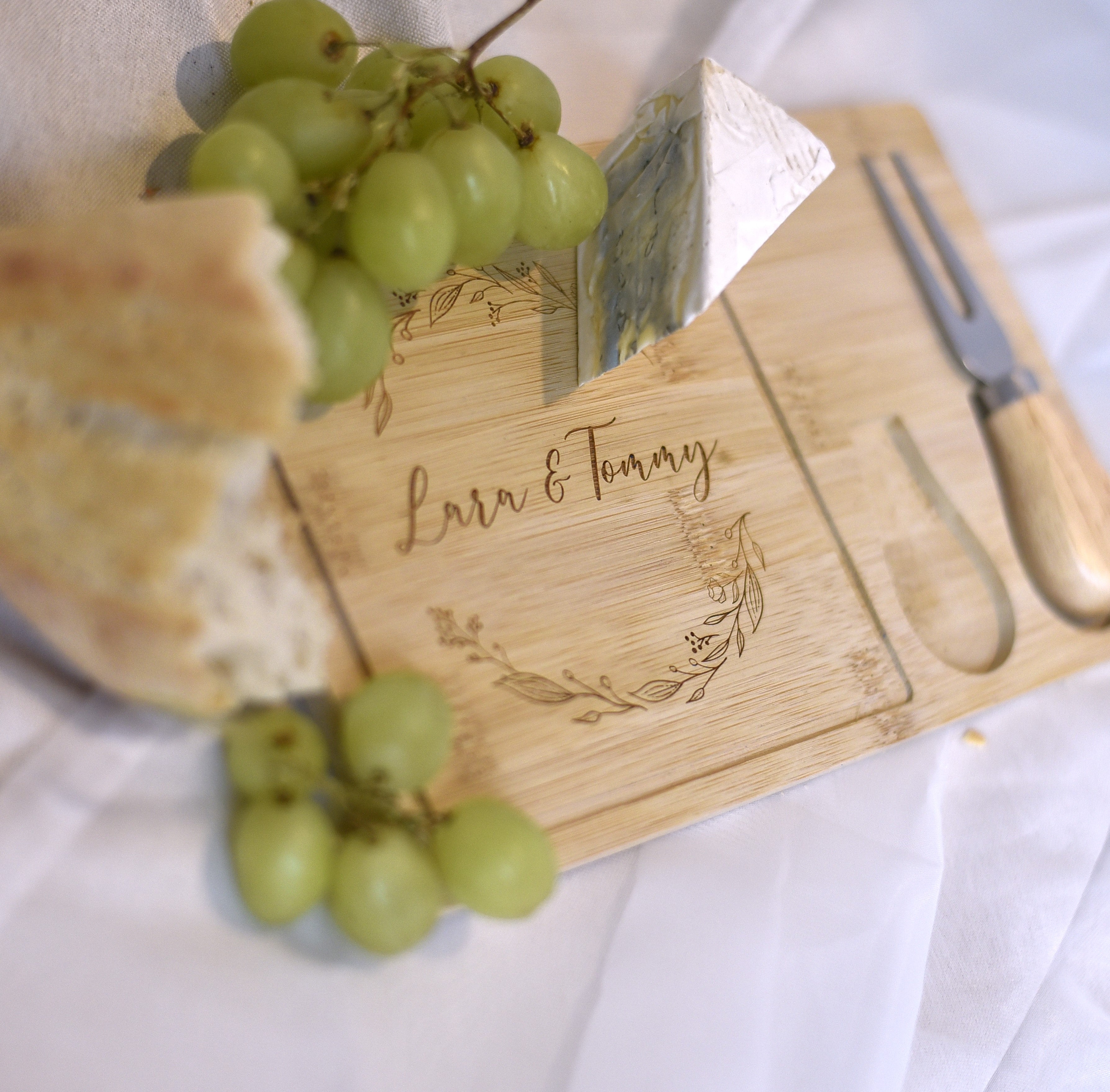 Servierbrett mit Käsebesteck aus Naturbambus | Personalisiert