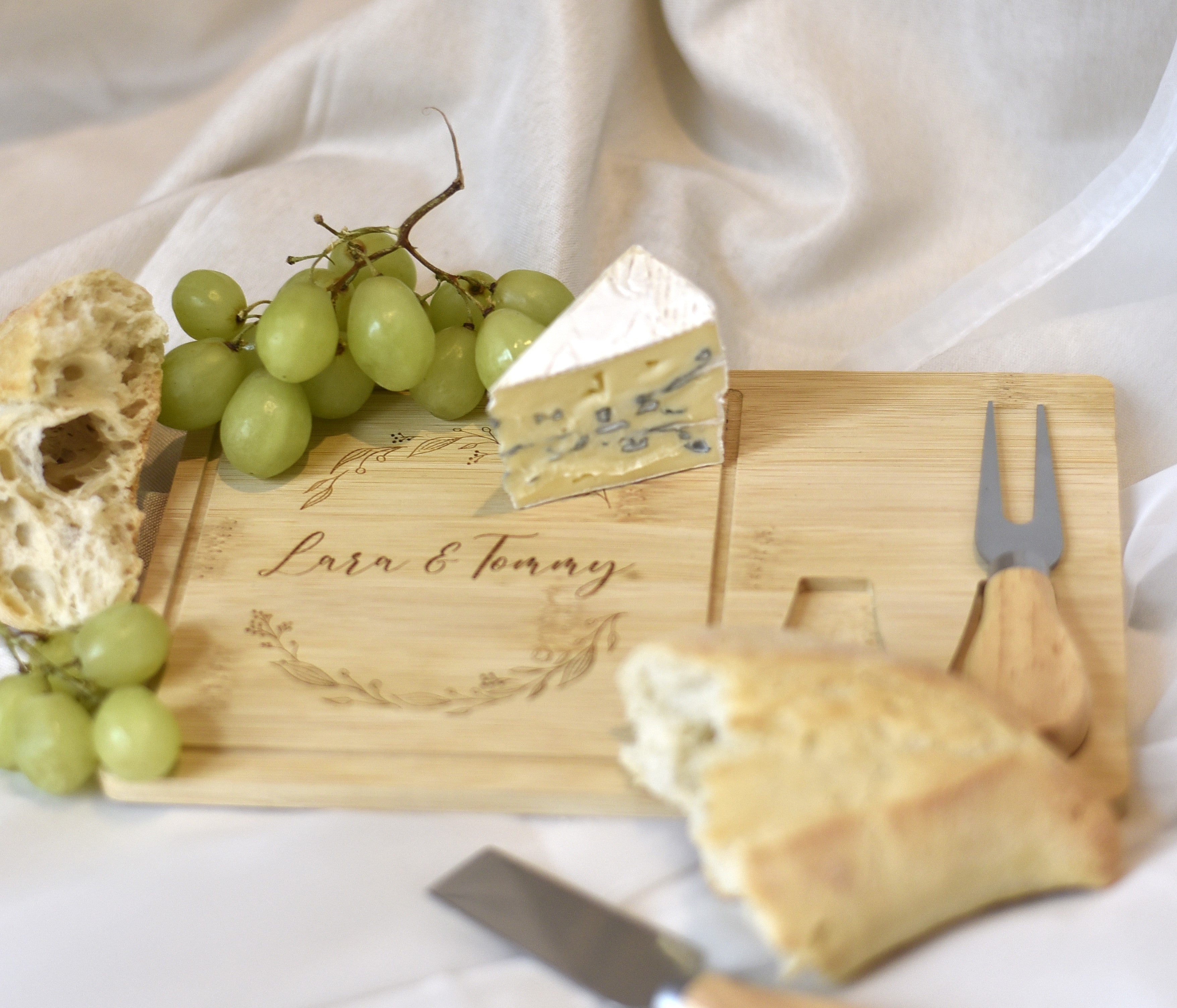 Servierbrett mit Käsebesteck aus Naturbambus | Personalisiert