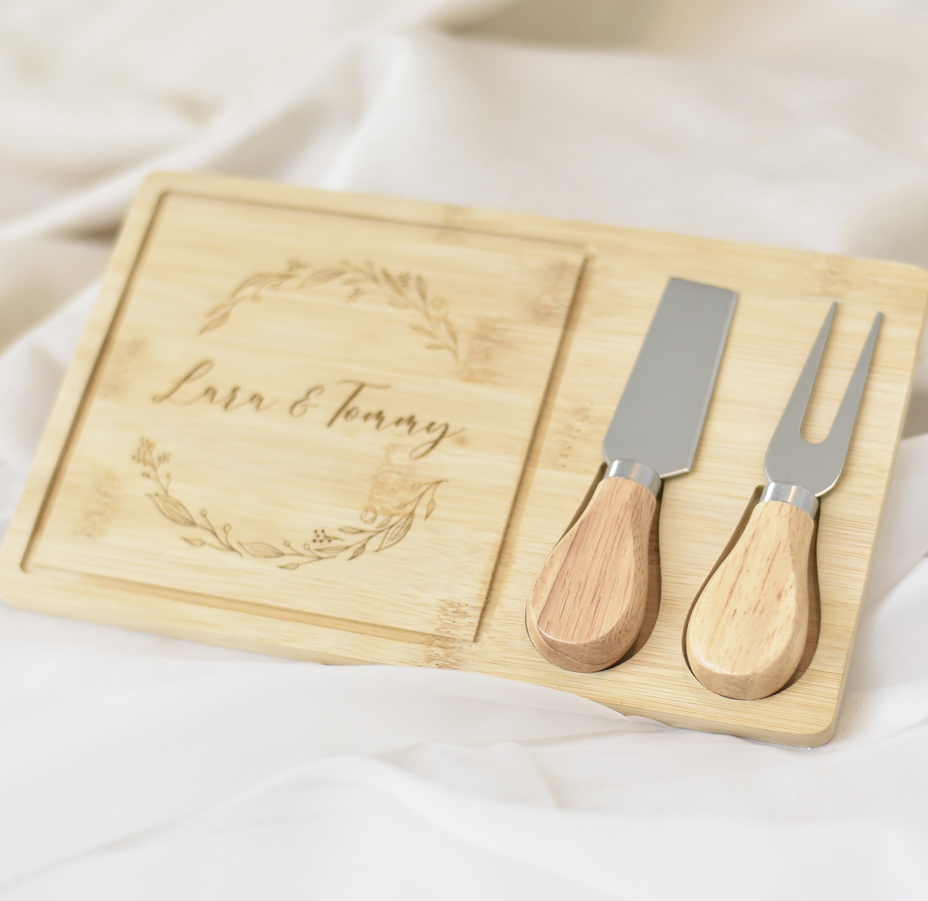 Servierbrett mit Käsebesteck aus Naturbambus | Personalisiert
