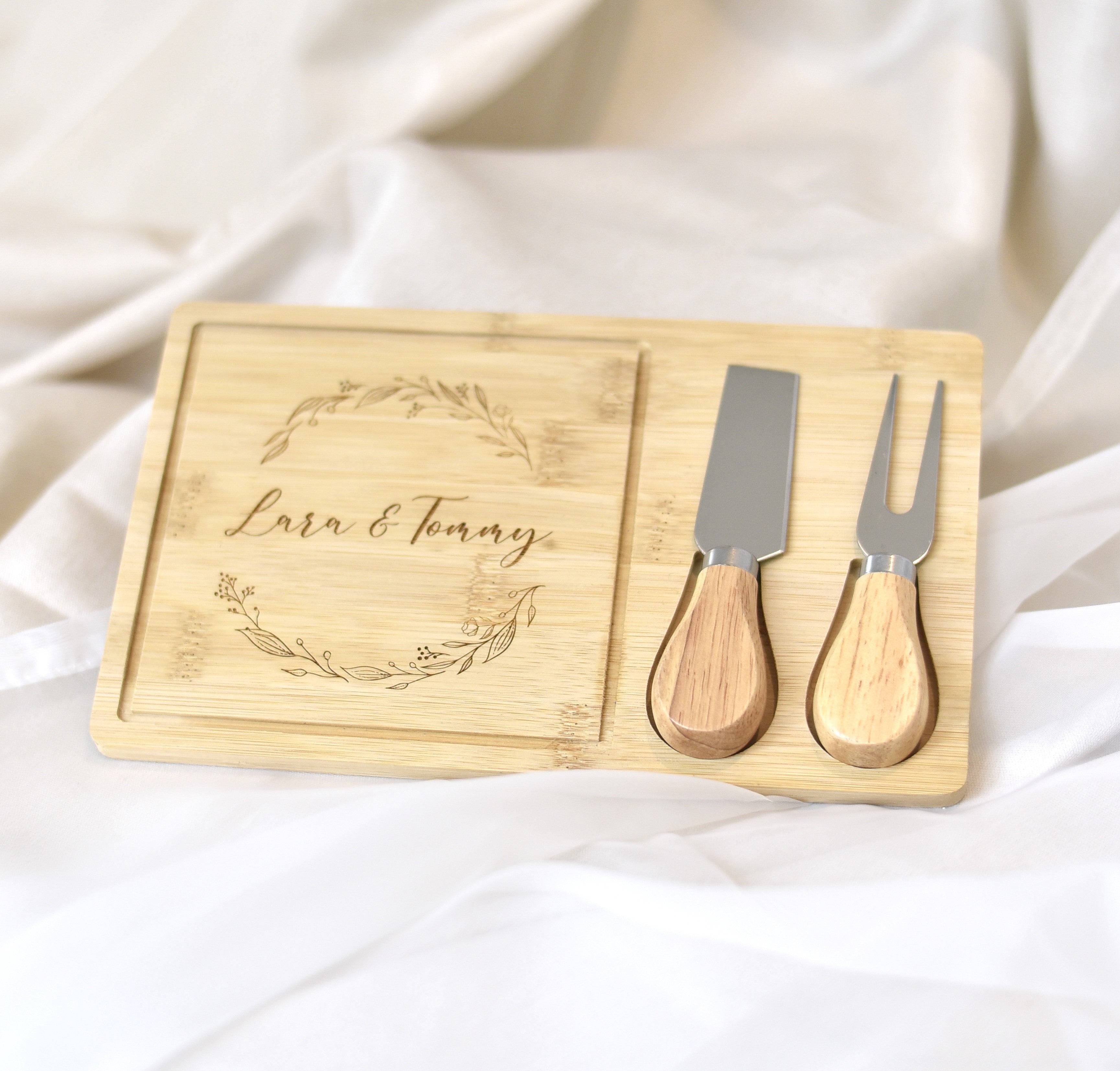 Servierbrett mit Käsebesteck aus Naturbambus | Personalisiert