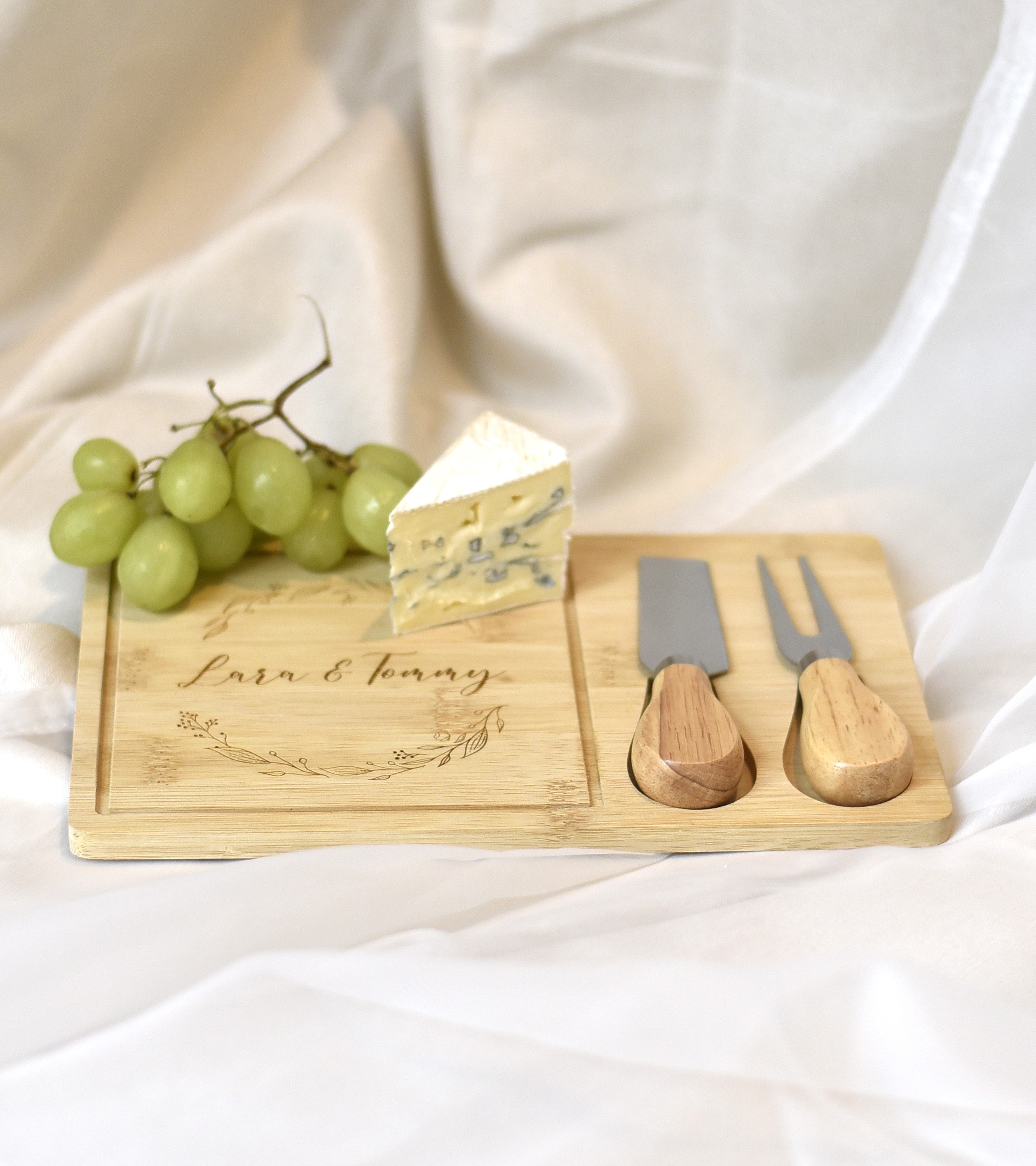 Servierbrett mit Käsebesteck aus Naturbambus | Personalisiert