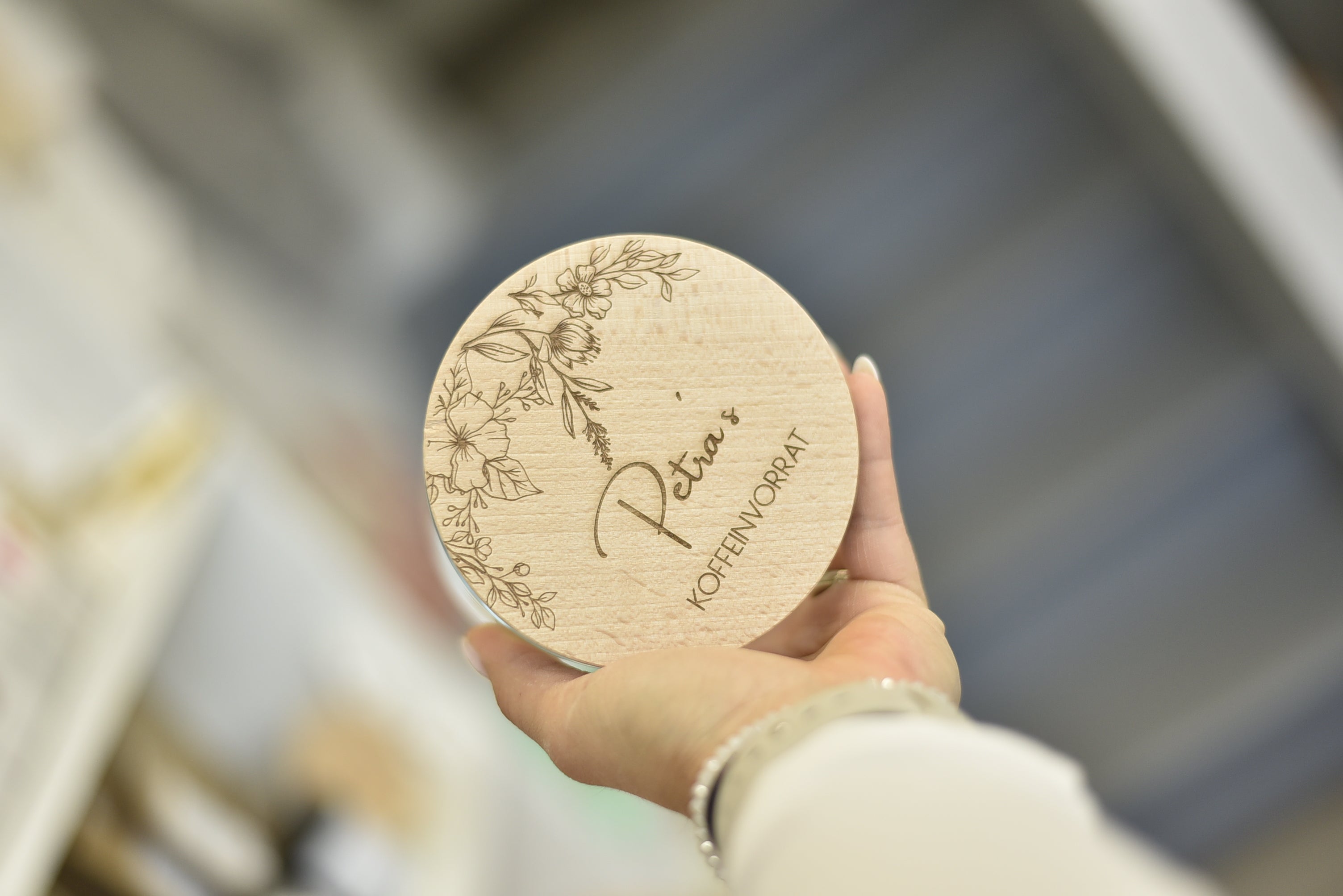 Koffeinvorrat | personalisiertes Aufbewahrungsglas | Geschenk zum Abschied Kindergarten, Kita | Glas mit graviertem Holzdeckel