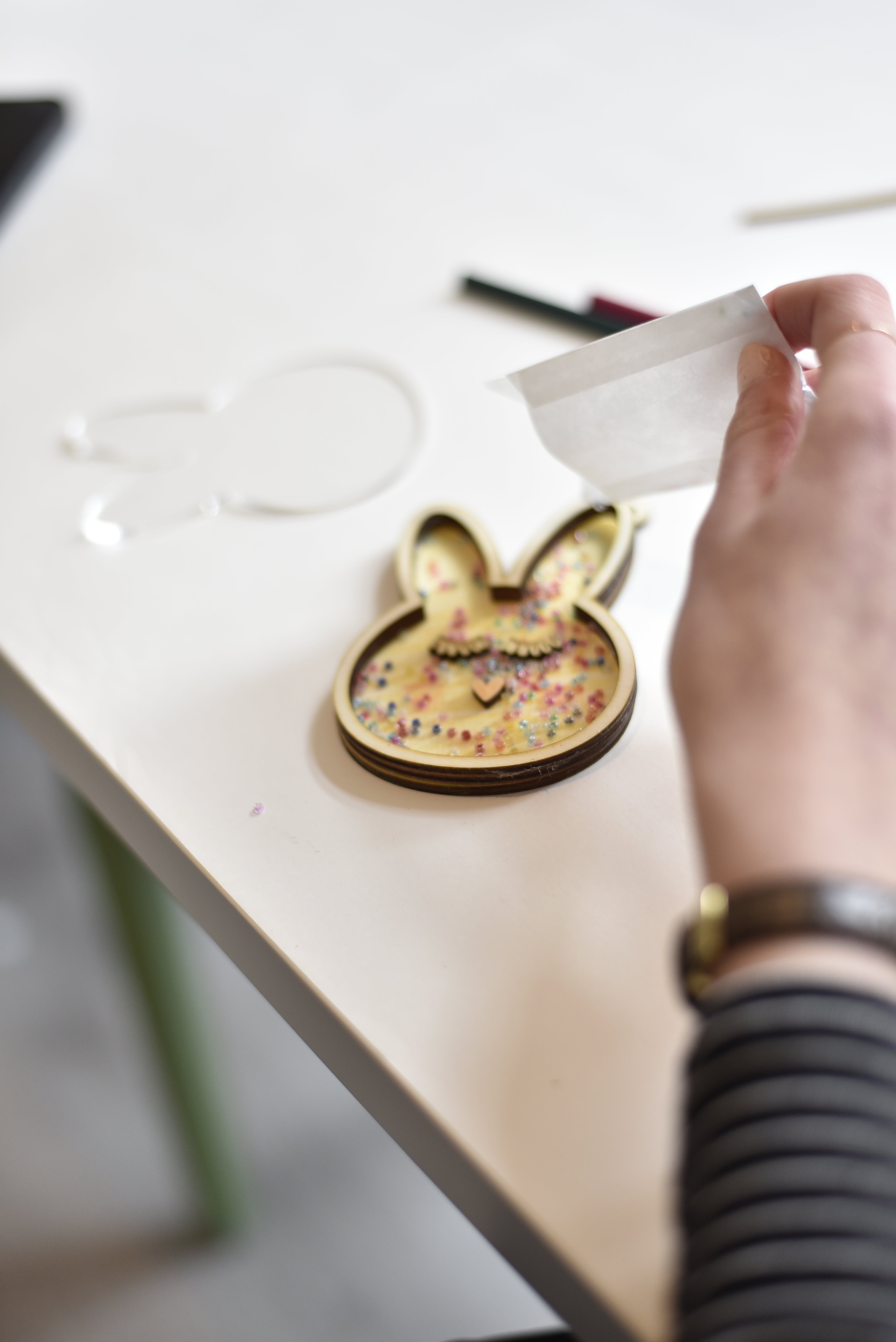 Osterhase-Schüttelanhänger | Bastelset | DIY-Set ab 4 Jahren geeignet