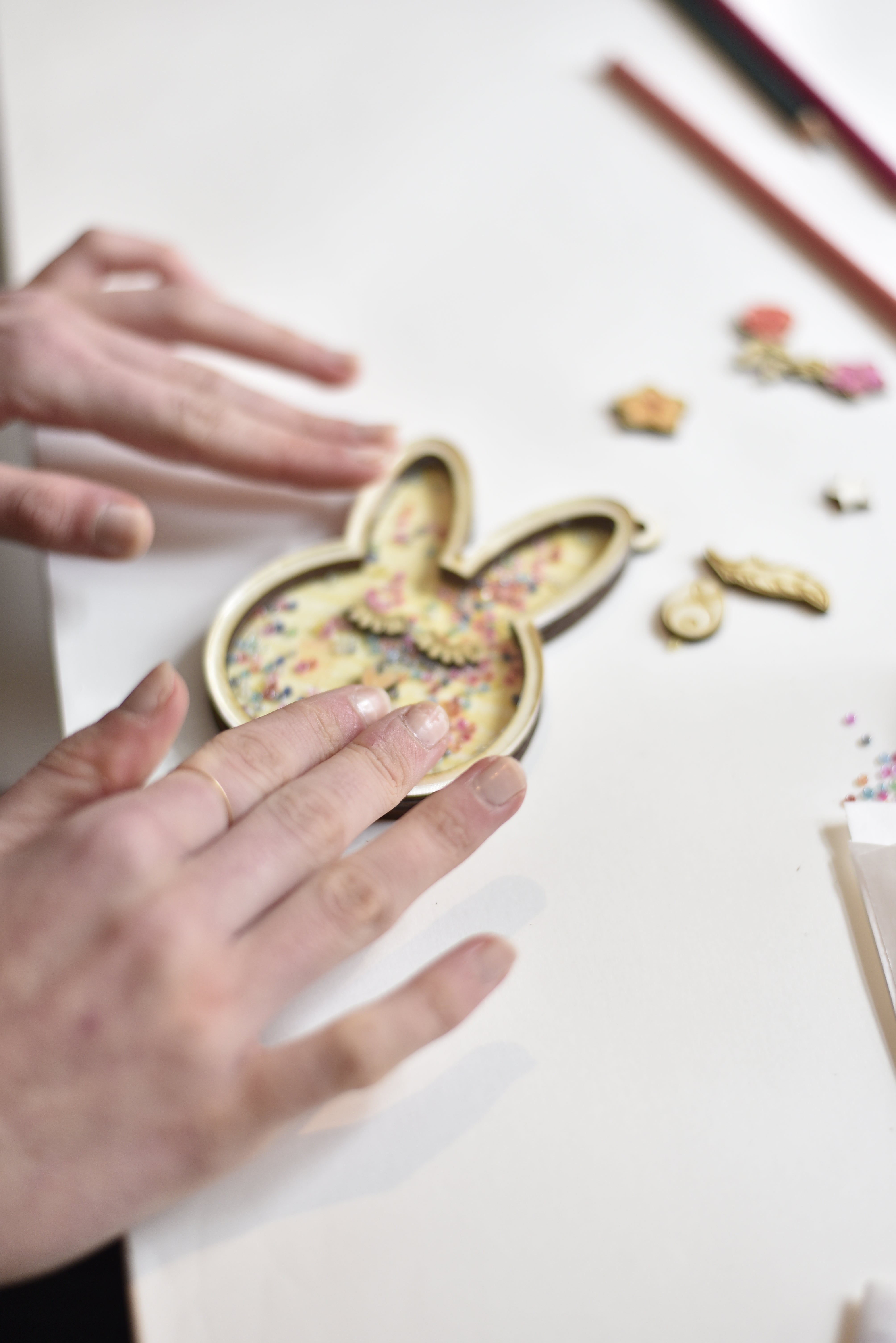 Osterhase-Schüttelanhänger | Bastelset | DIY-Set ab 4 Jahren geeignet