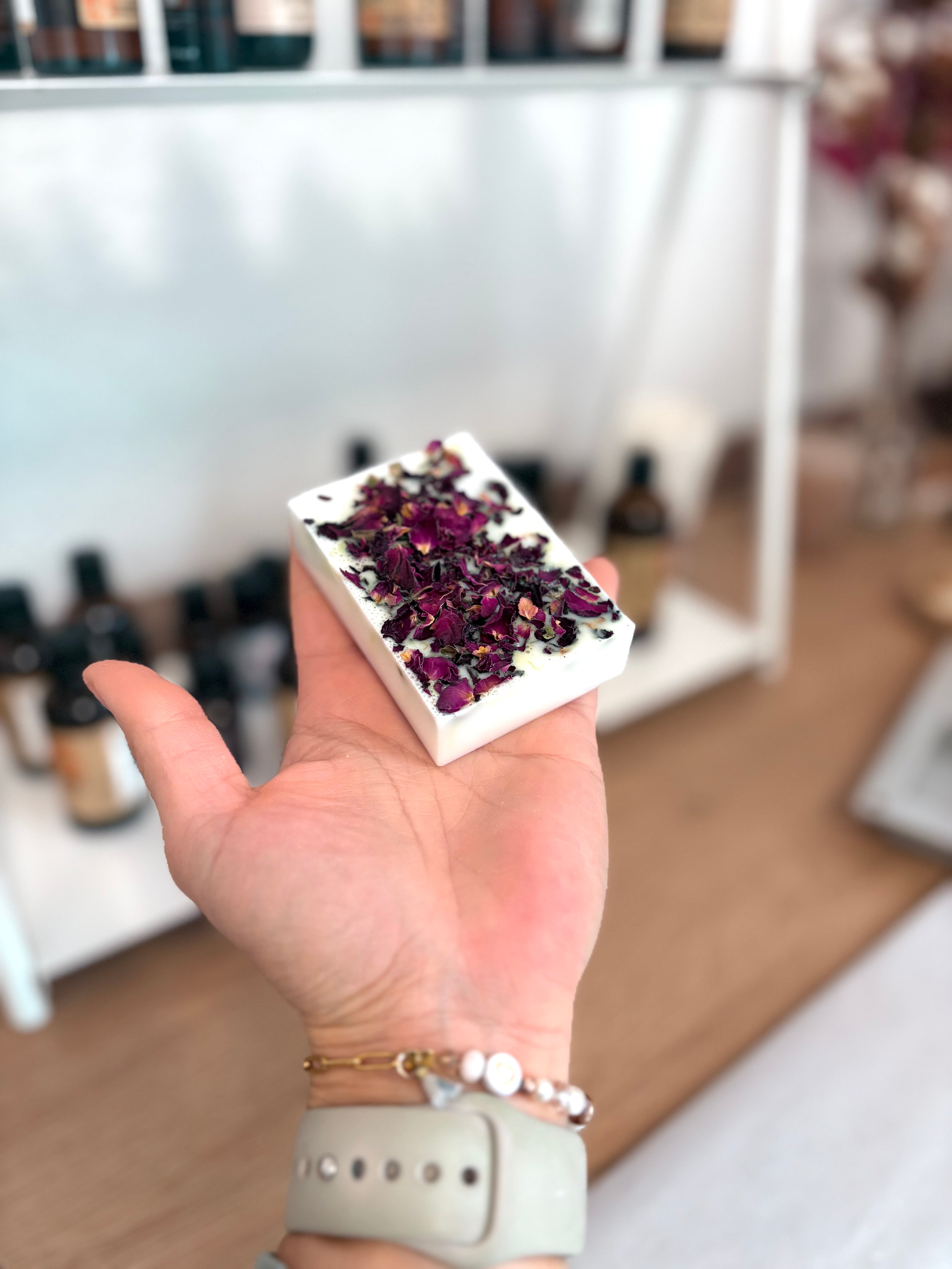 ein selbstgemachtes Stück Seife auf einer Hand wird gezeigt