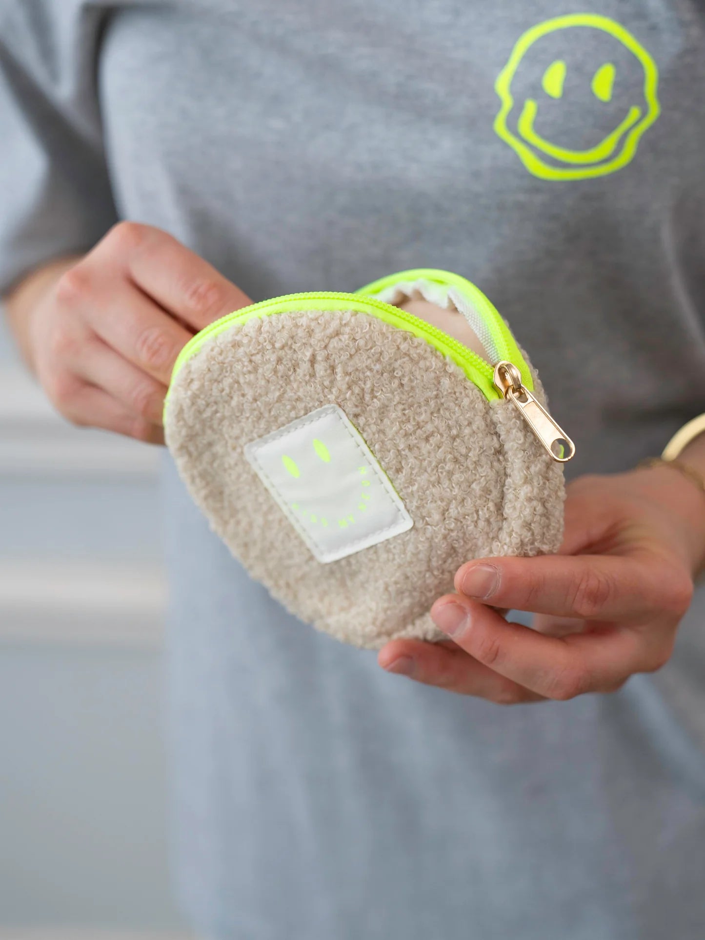 Wallet aus TEDDY Bouclé-Fleece | KISS MY NEON