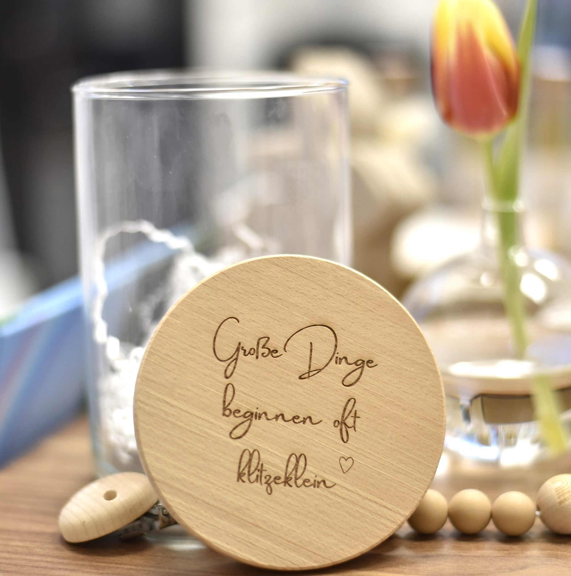 Vorratsglas | Große Dinge beginnen oft klitzeklein | Geschenk zum Abschied Kindergarten, Kita | Glas mit graviertem Holzdeckel