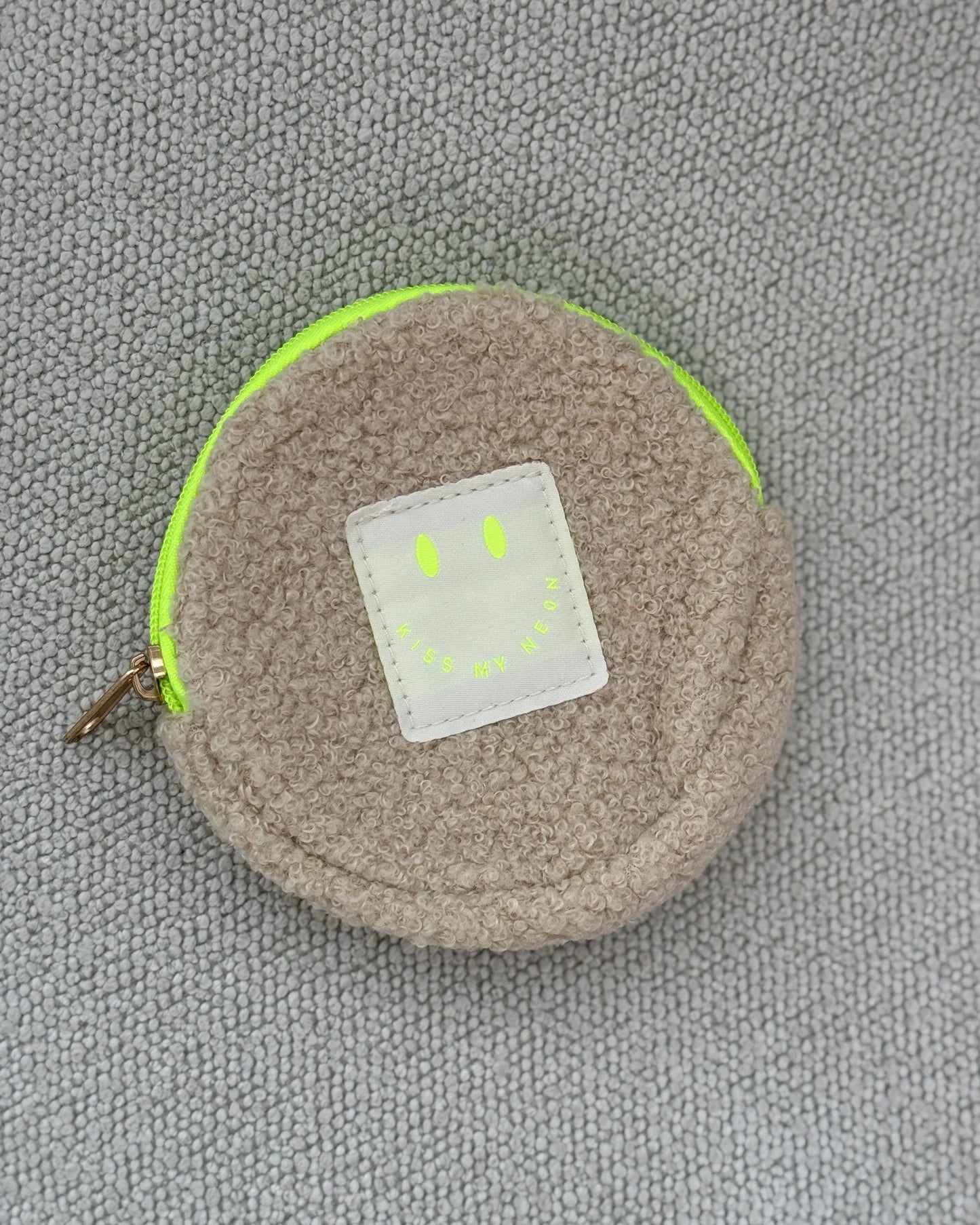 Wallet aus TEDDY Bouclé-Fleece | KISS MY NEON