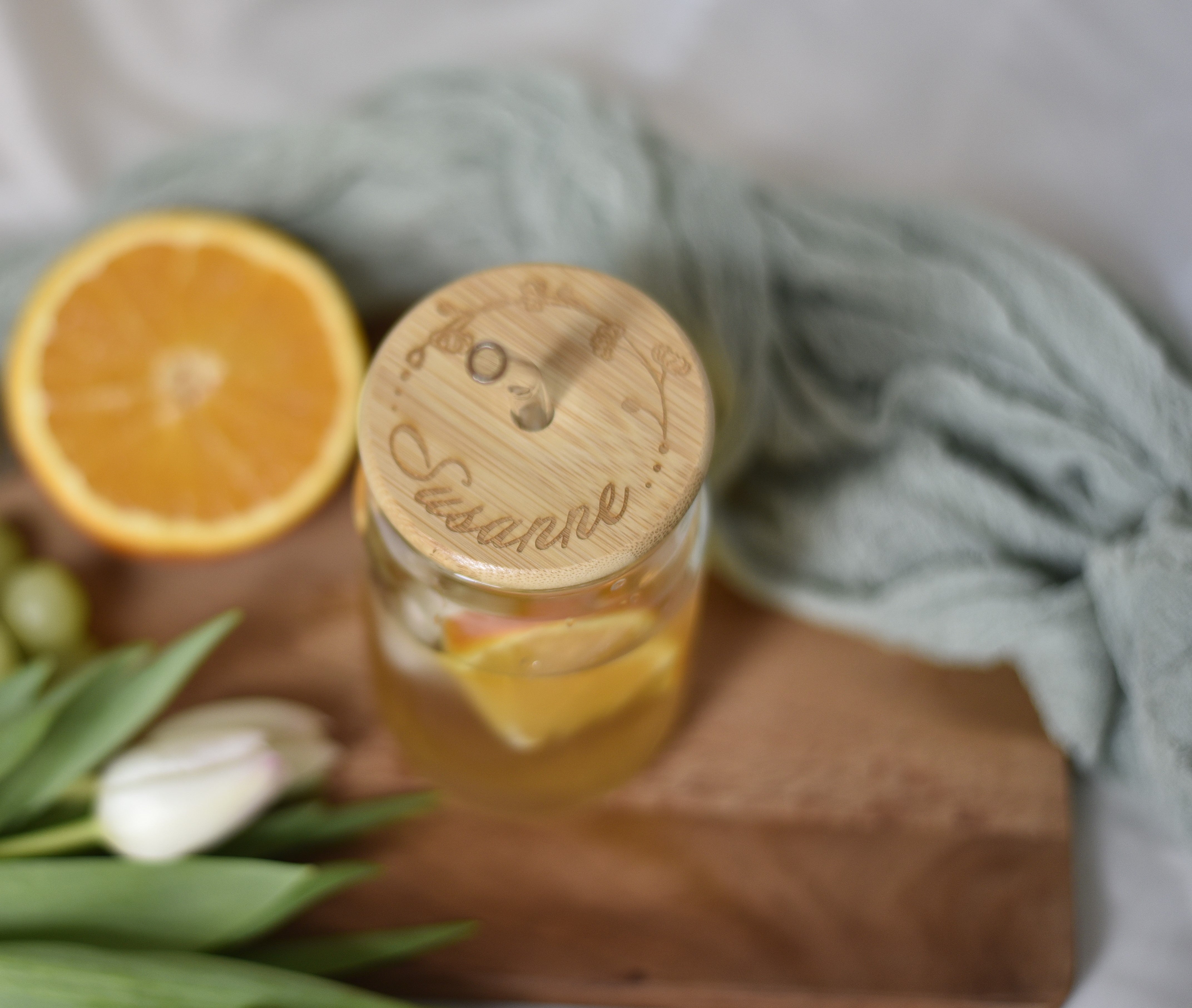 "Sommer" Trinkglas mit graviertem Bambusdeckel | inkl. Glas-Strohhalm | Echtglas | personalisiert