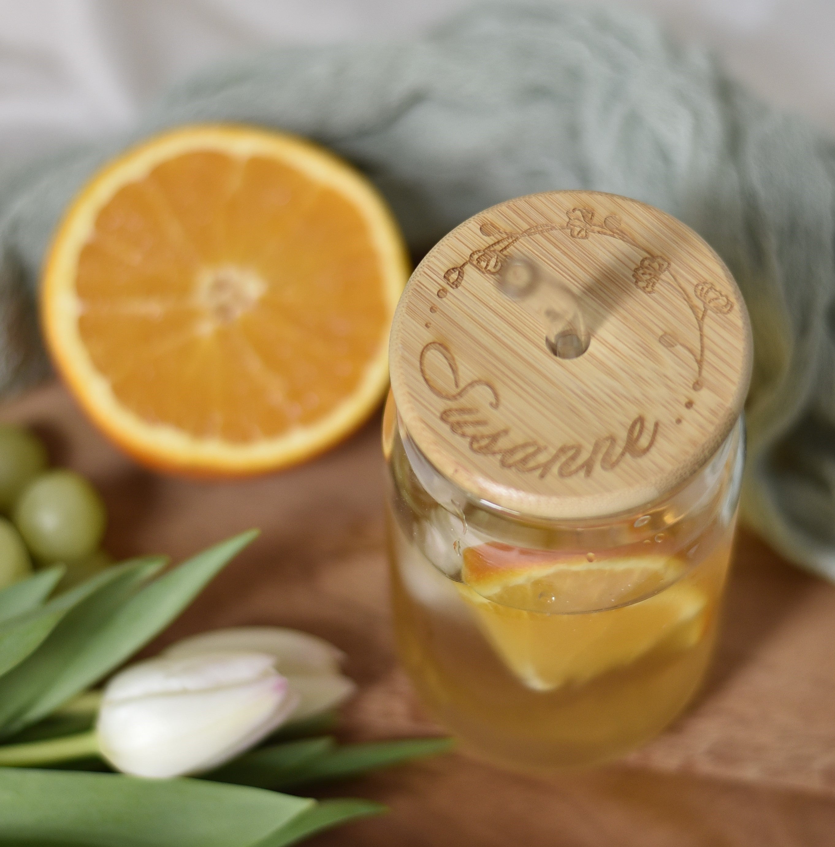 "Sommer" Trinkglas mit graviertem Bambusdeckel | inkl. Glas-Strohhalm | Echtglas | personalisiert