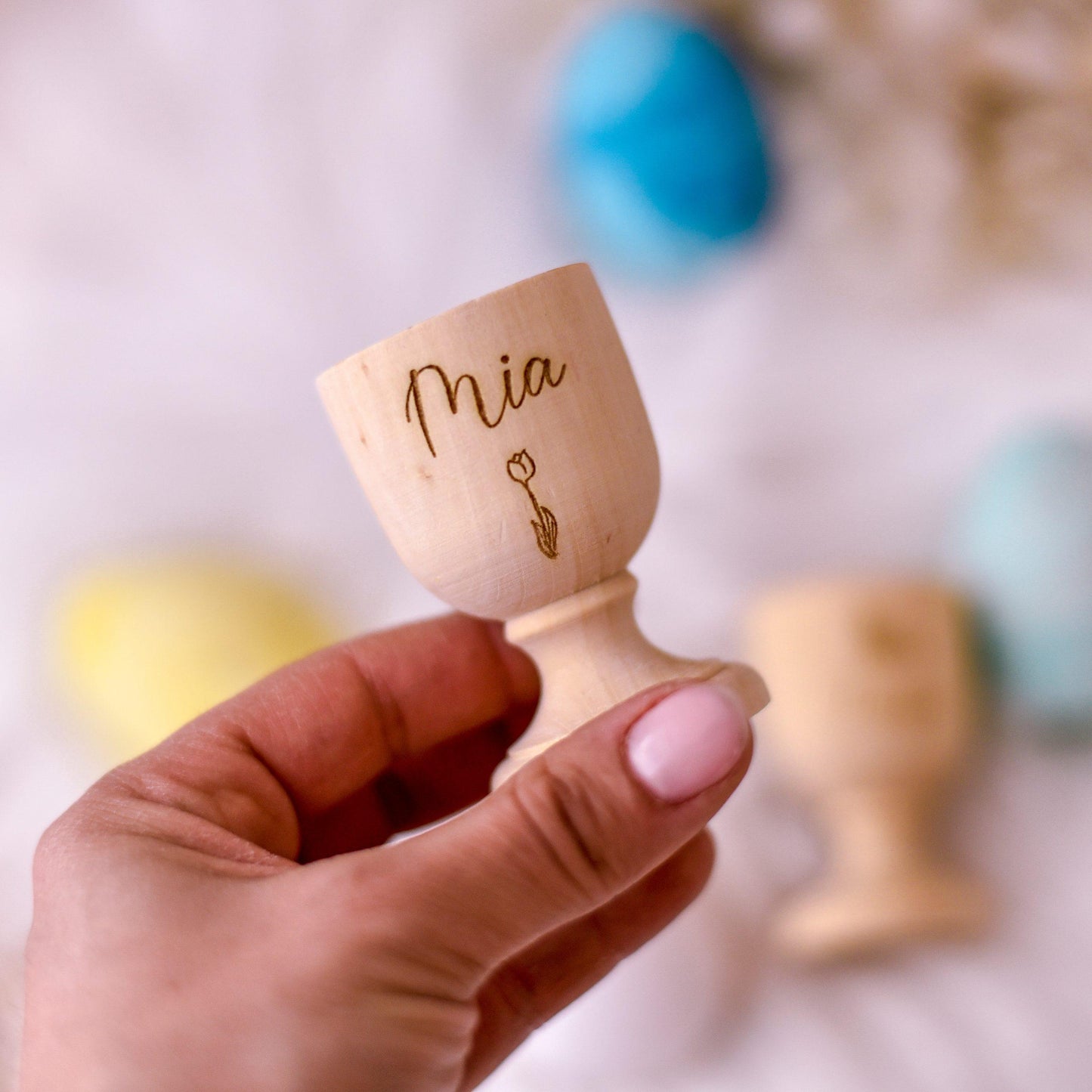 personalisierter Eierbecher mit Namen aus Ahornholz