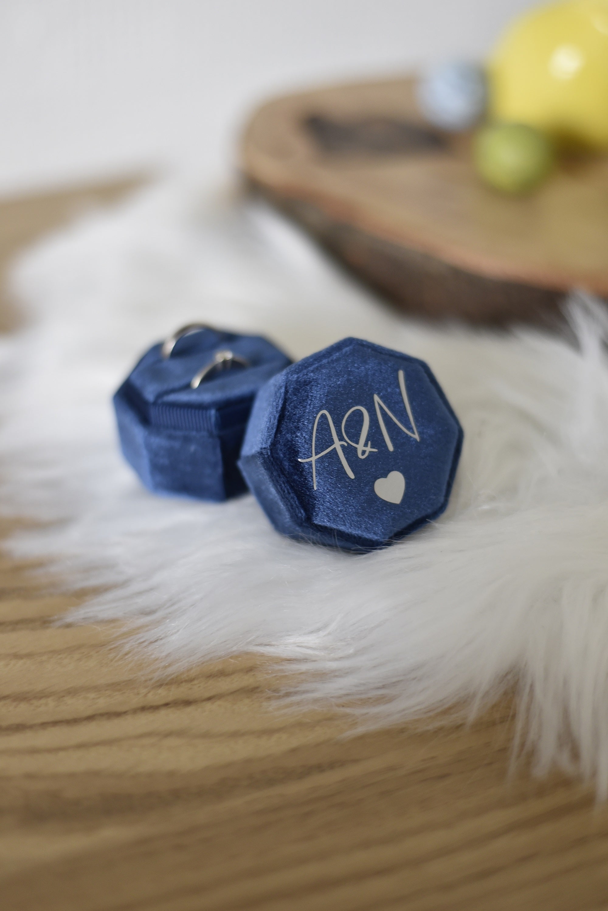 Ringschatulle mit Initial aus Samt