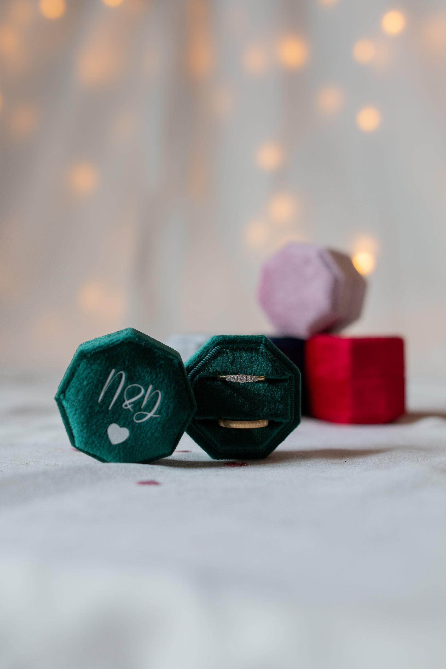 Ringschatulle mit Initial aus Samt