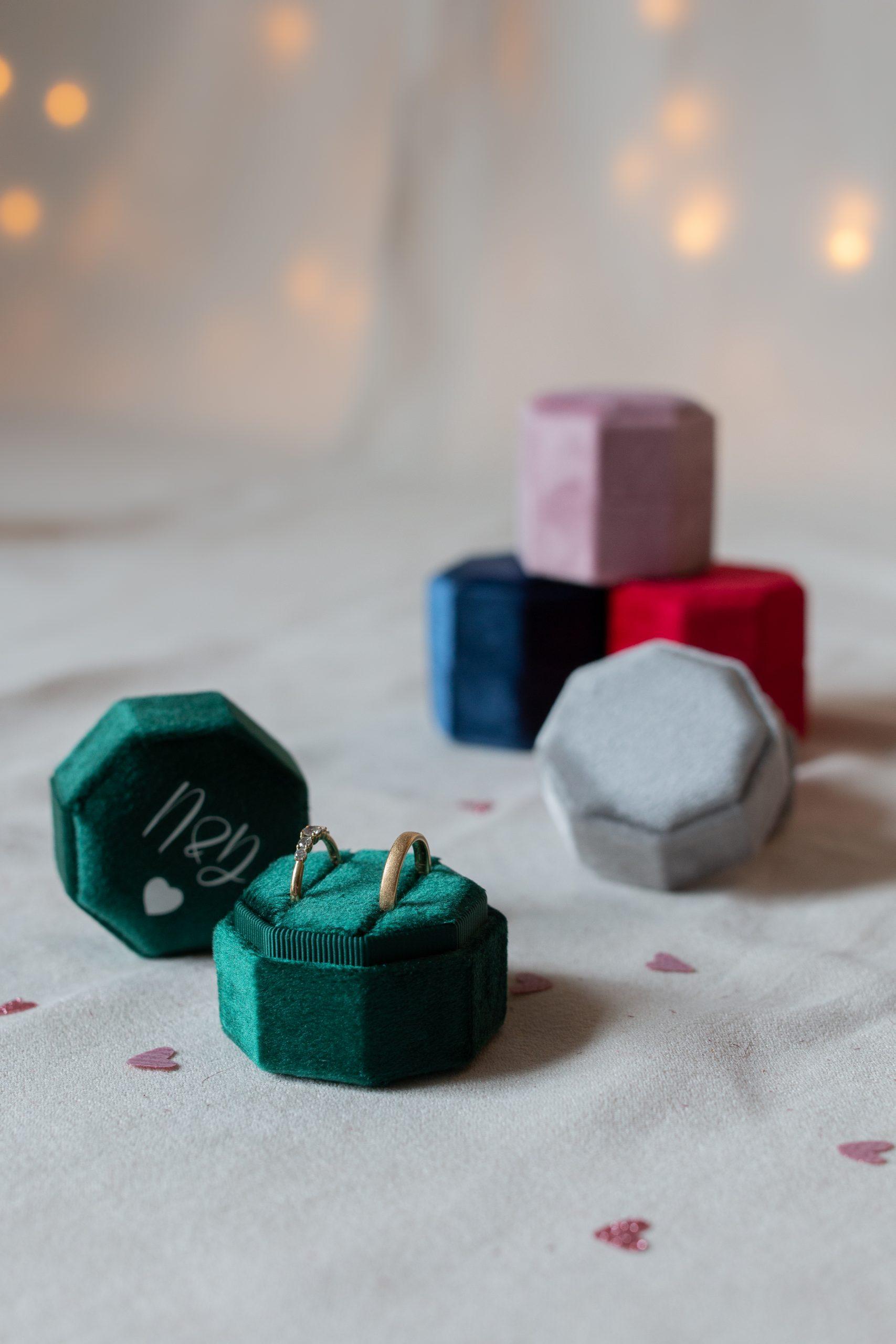 Ringschatulle mit Initial aus Samt