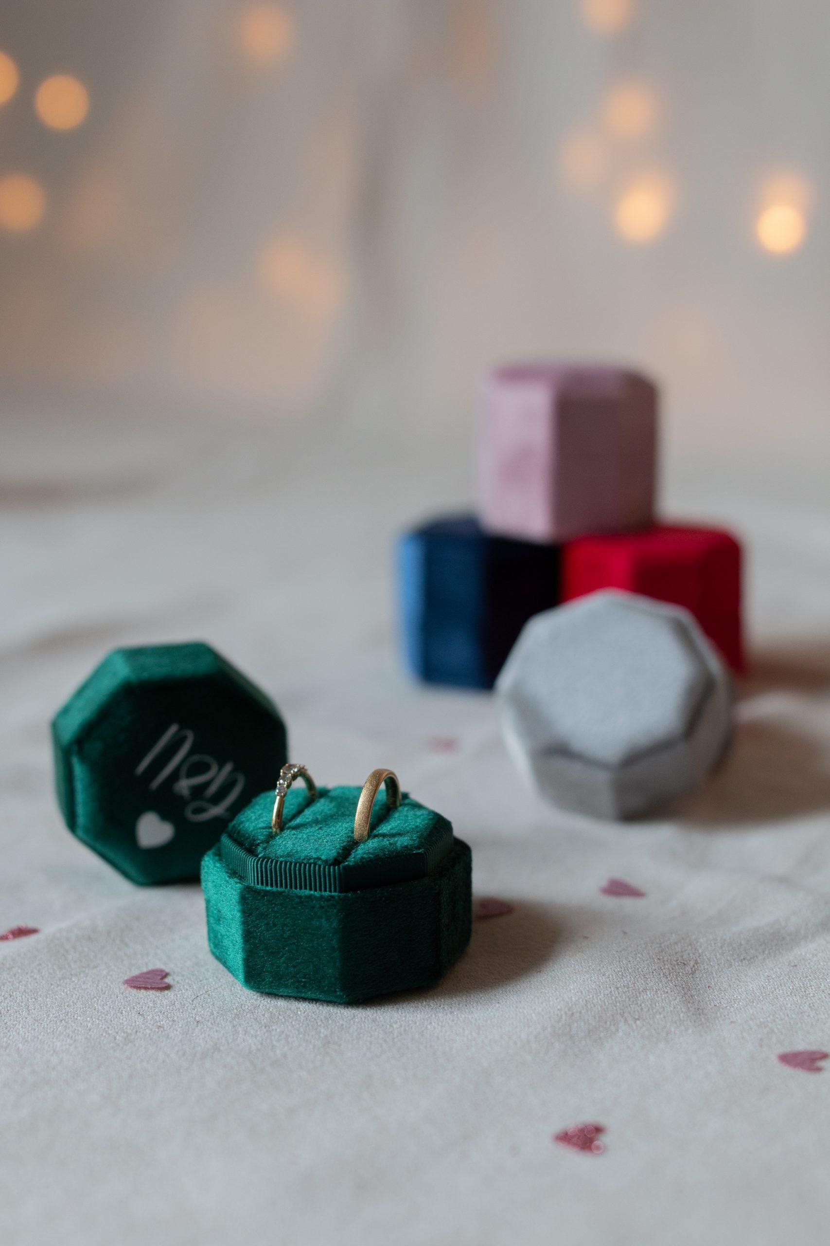 Ringschatulle mit Initial aus Samt