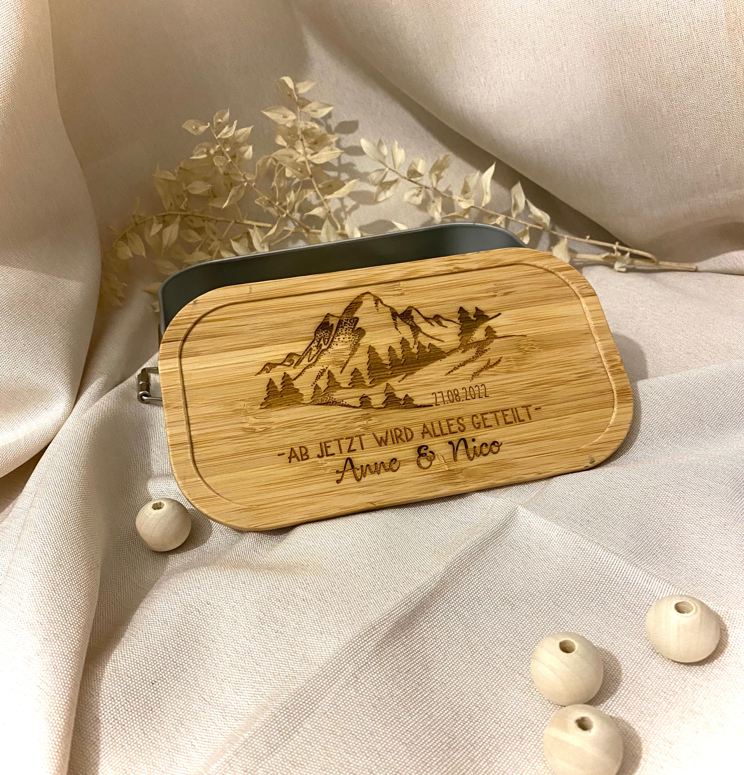 verschenke Geld zur Hochzeit und verpacke sie in dieser hübschen personalisierten Brotdose mit Bergmotiv für Wanderer