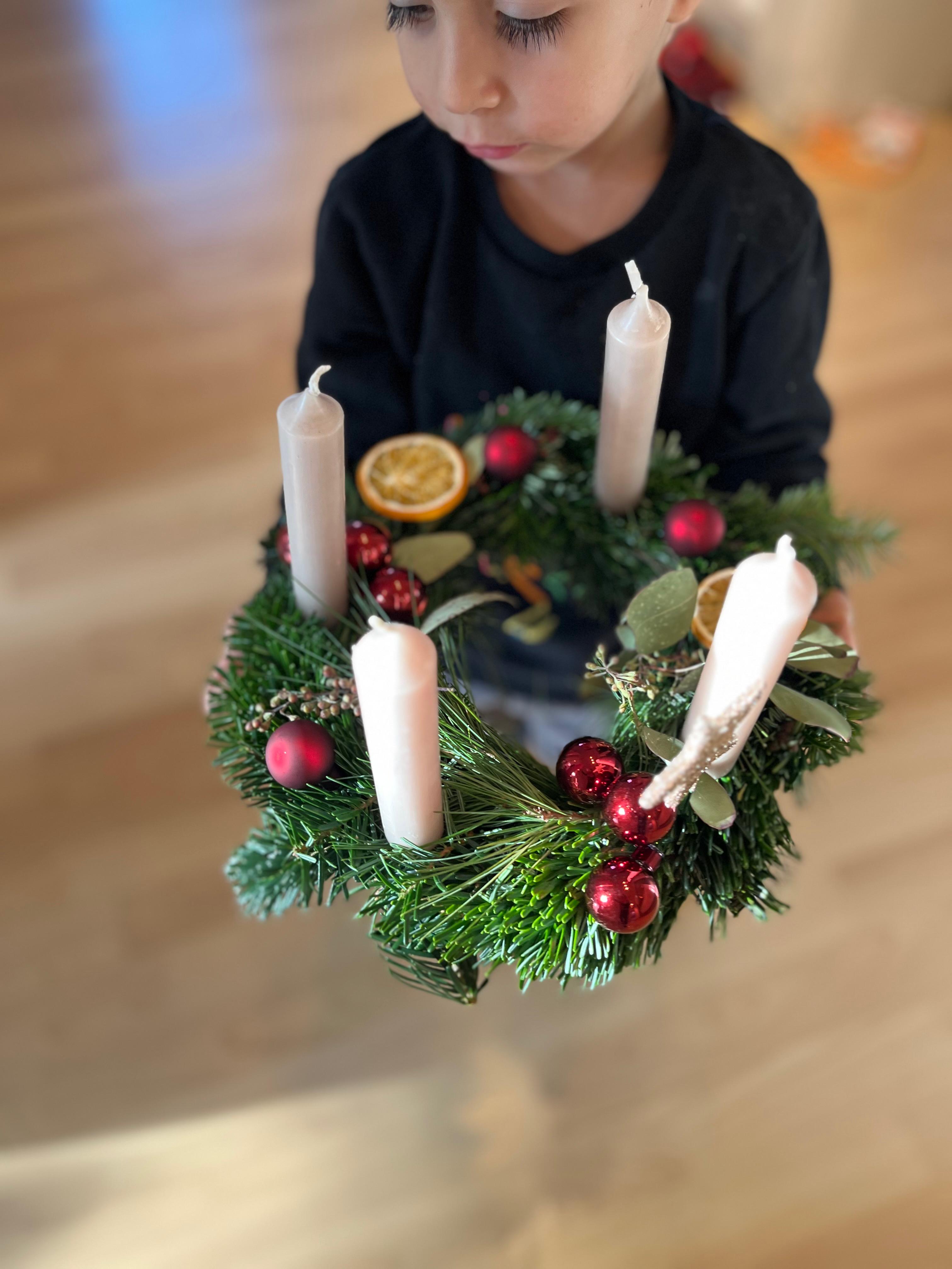 Adventskranz binden mit Kindern – Kreativer Familien-Workshop in Frankfurt | Weihnachtliches Basteln & Deko inklusive