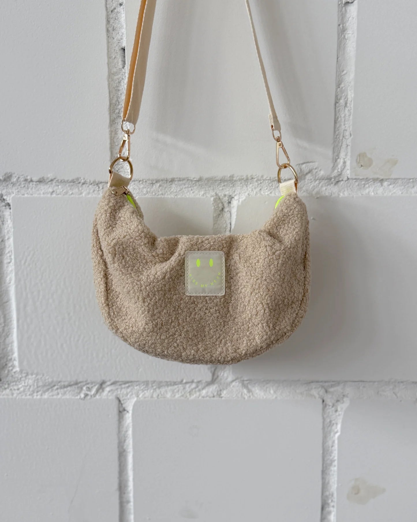 Crossbody Bag aus TEDDY Bouclé-Fleece | KISS MY NEON