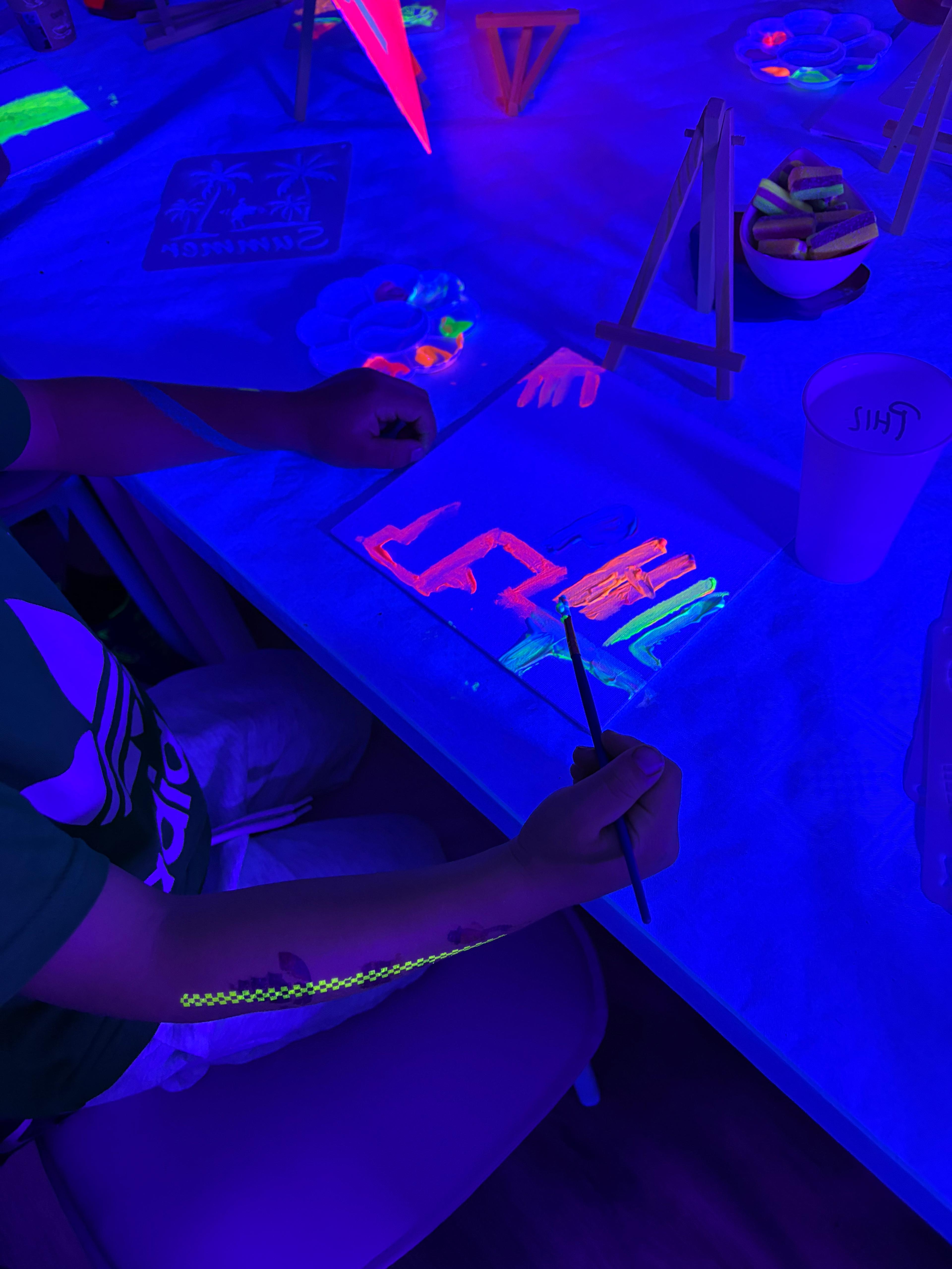 Kindergeburtstag unter Schwarzlicht – Kreativ-Feier im Atelier Rosmarinparty
