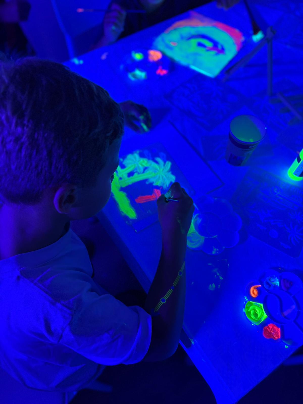 Kindergeburtstag unter Schwarzlicht – Kreativ-Feier im Atelier Rosmarinparty