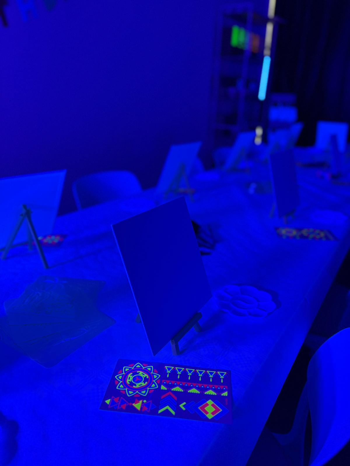 Kindergeburtstag unter Schwarzlicht – Kreativ-Feier im Atelier Rosmarinparty