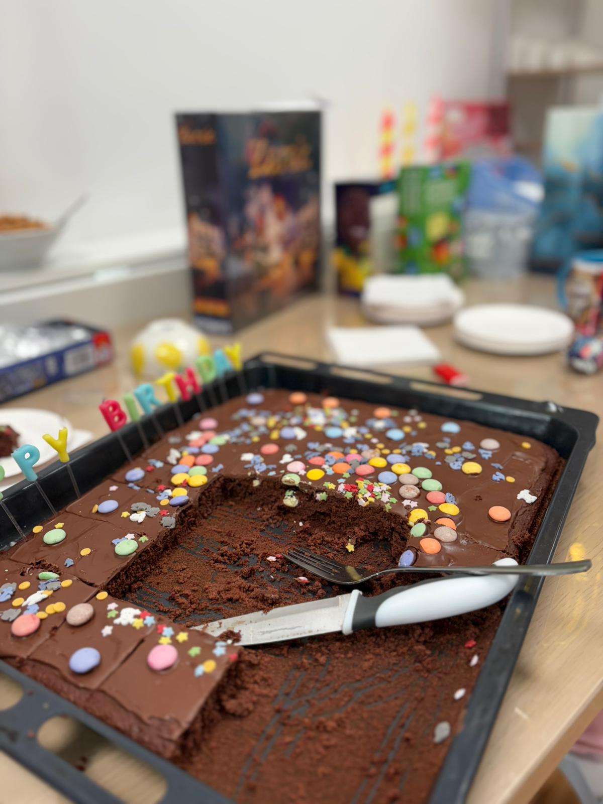 Kindergeburtstag unter Schwarzlicht – Kreativ-Feier im Atelier Rosmarinparty