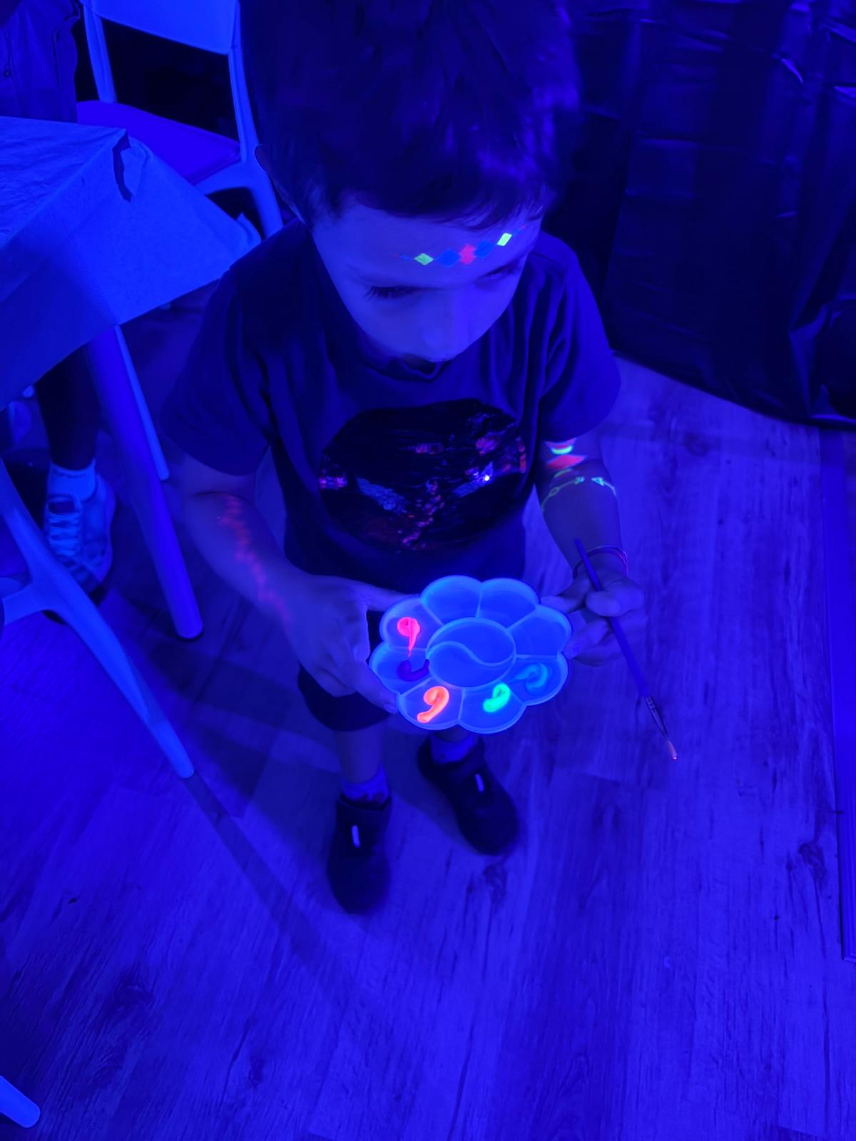 Kindergeburtstag unter Schwarzlicht – Kreativ-Feier im Atelier Rosmarinparty