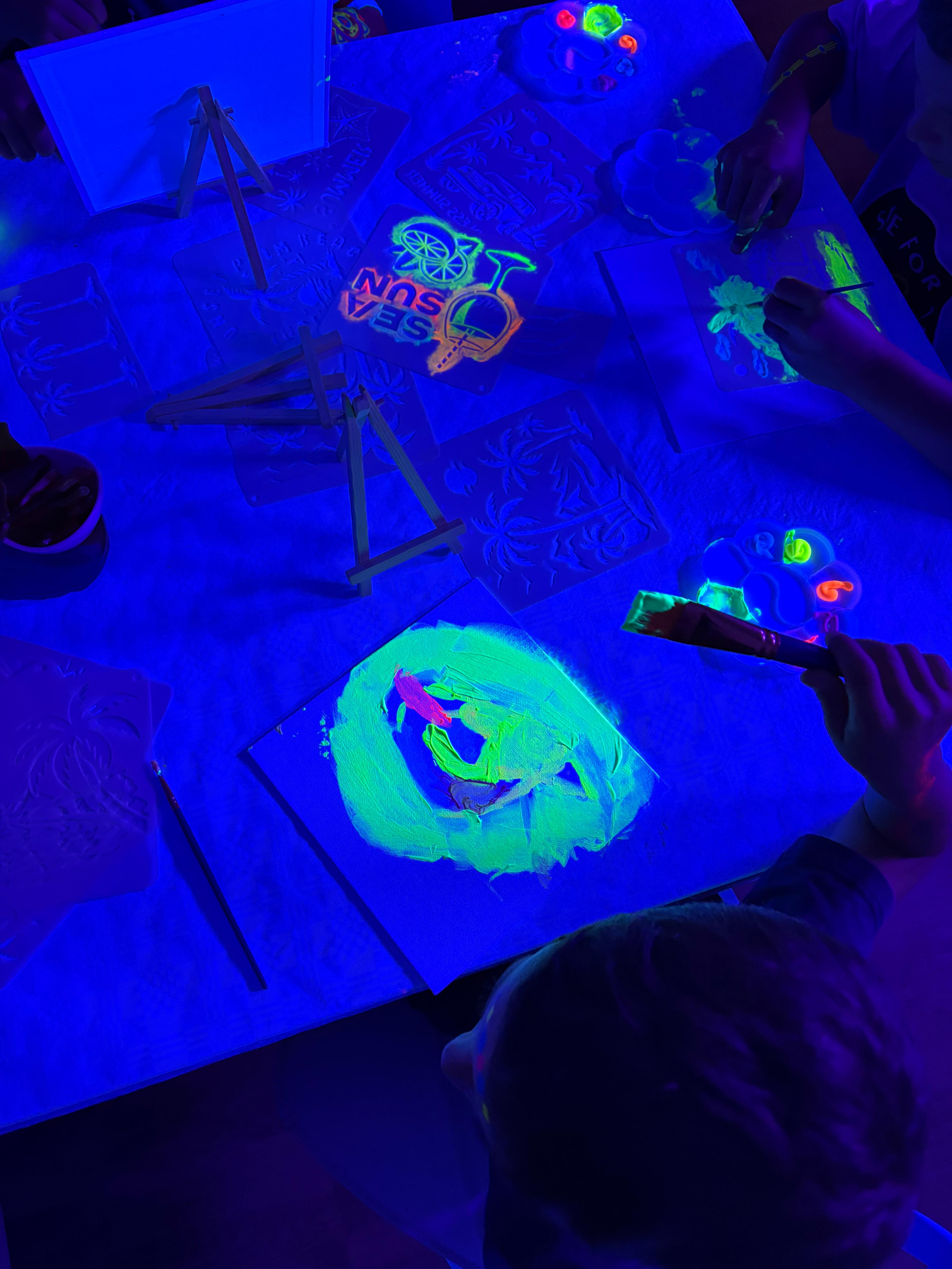 Kindergeburtstag unter Schwarzlicht – Kreativ-Feier im Atelier Rosmarinparty