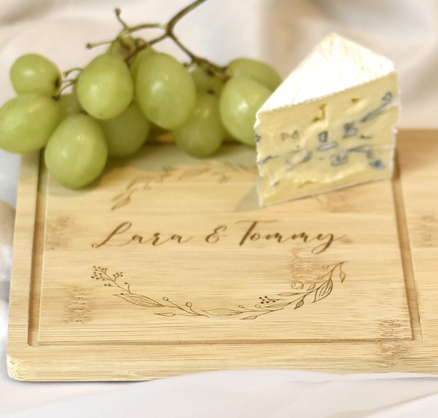 Servierbrett mit Käsebesteck aus Naturbambus | Personalisiert