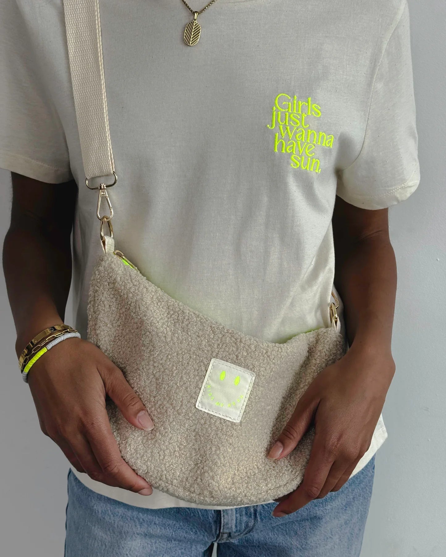 Crossbody Bag aus TEDDY Bouclé-Fleece | KISS MY NEON