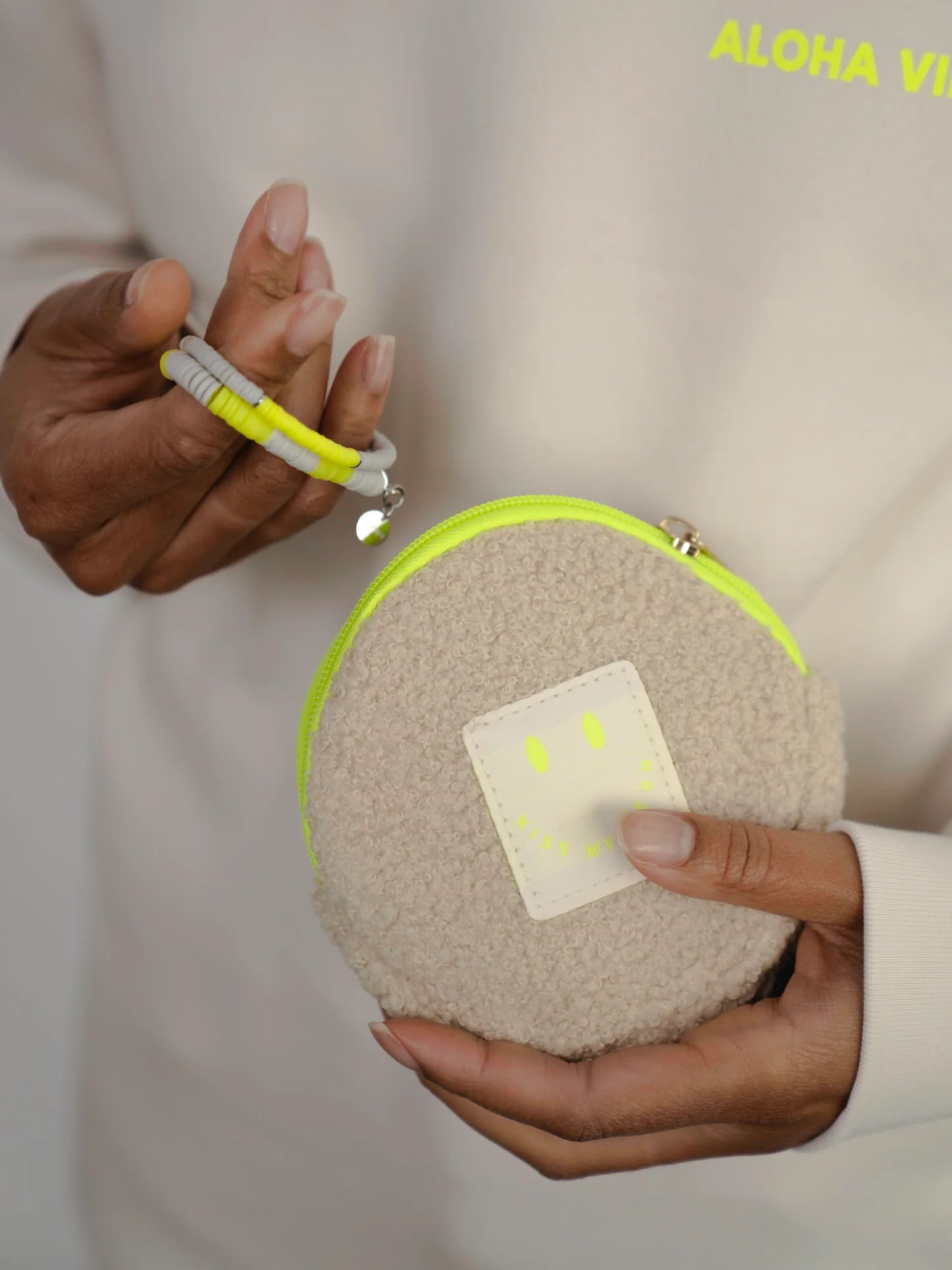 Wallet aus TEDDY Bouclé-Fleece | KISS MY NEON