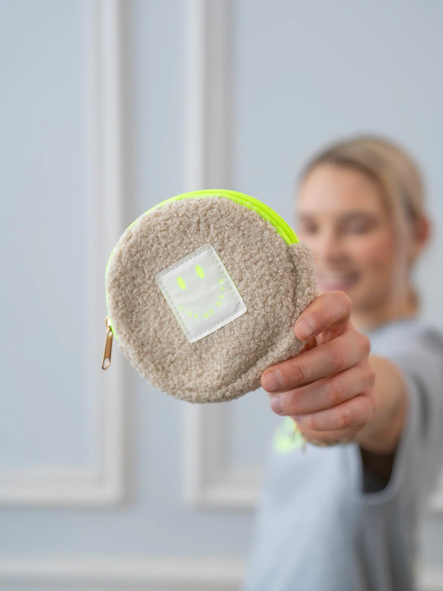 Wallet aus TEDDY Bouclé-Fleece | KISS MY NEON