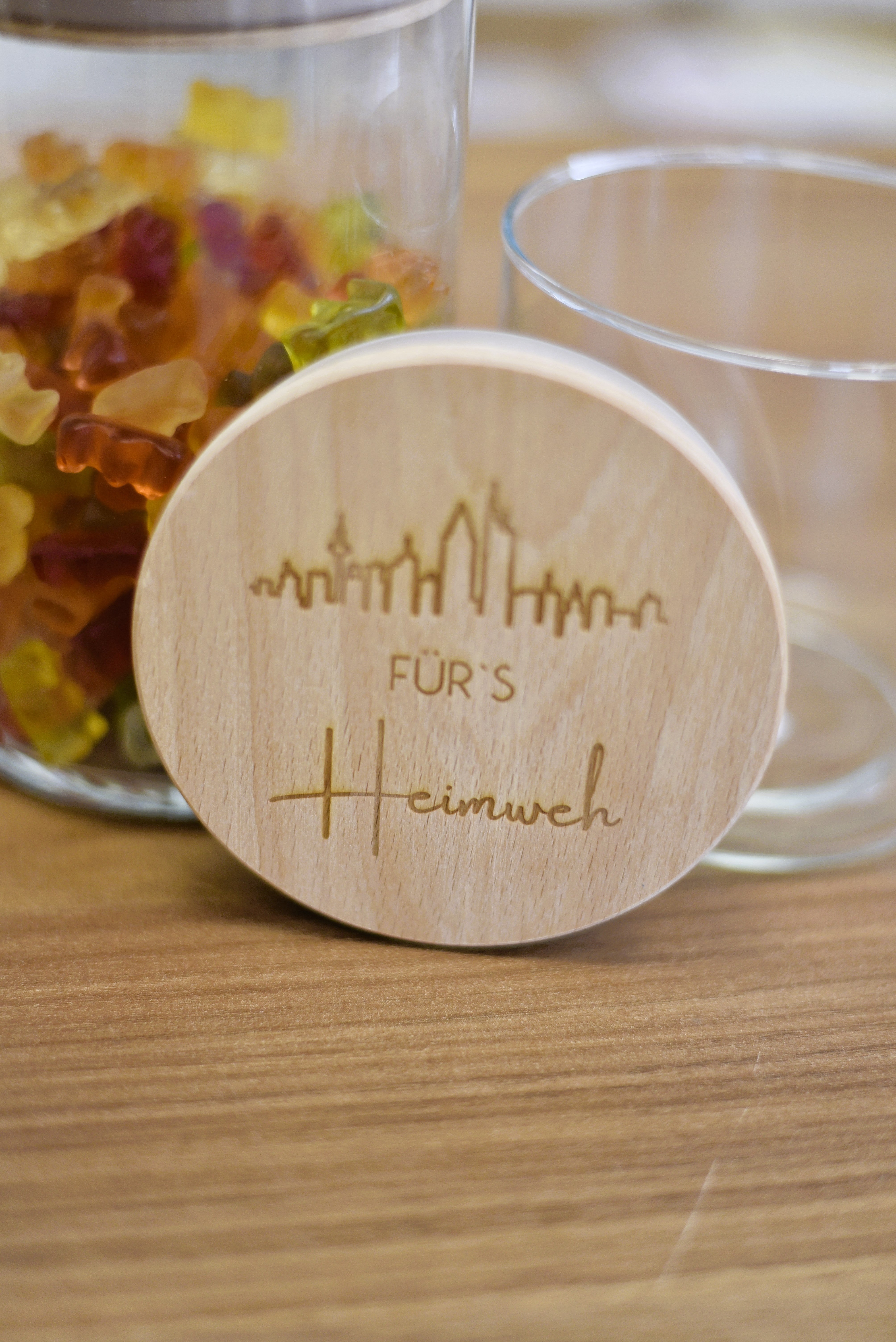 Für´s Heimweh | Vorratsglas | Frankfurter Skyline | Geschenk zum Abschied | Glas mit graviertem Holzdeckel | Auslandssemester | Umzug