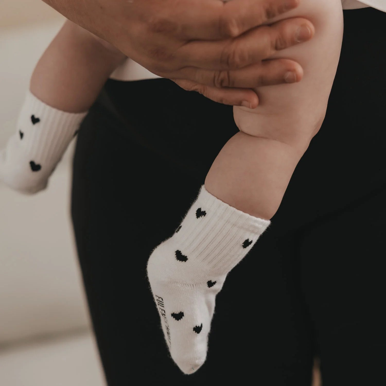 Herzchen-Socken Baby schwarz | Eulenschnitt | Schwangerschaft