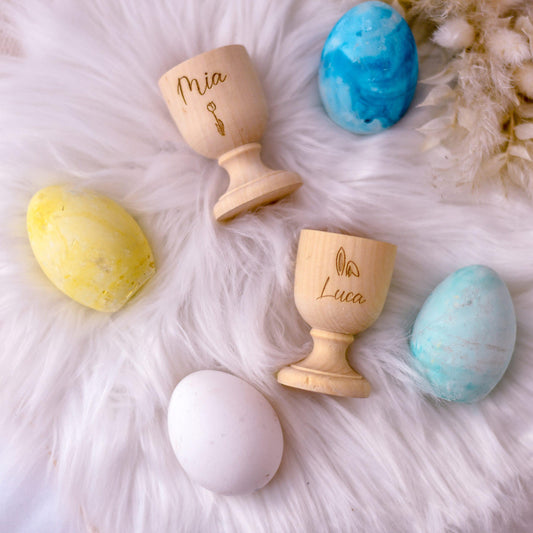 personalisierter Eierbecher mit Namen aus Ahornholz